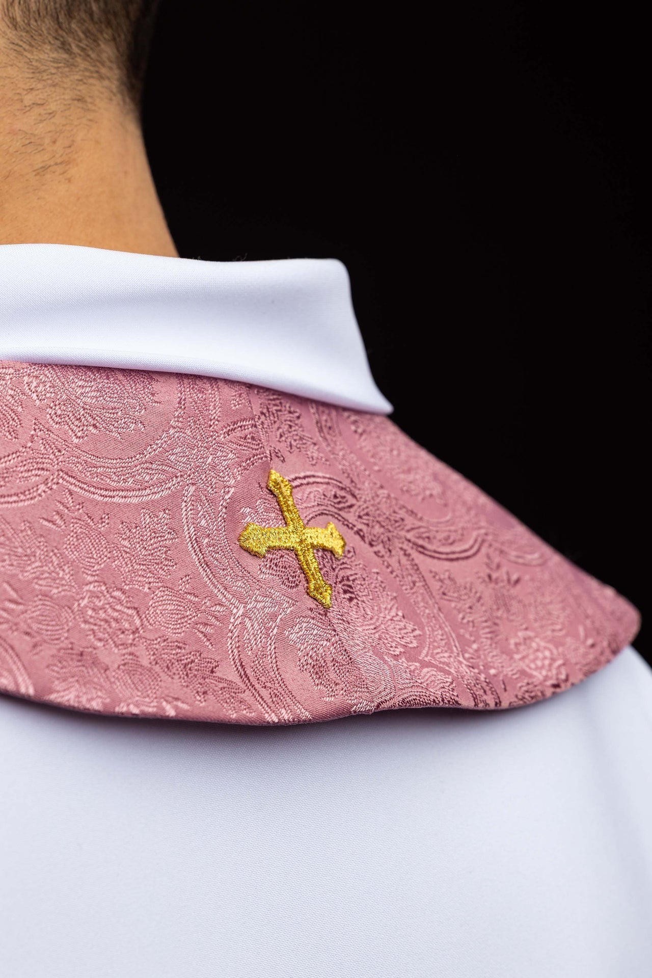 Étole brodée avec motif de croix tissu jacquard rose KST/967/08/11 - CHASUBLES.FR