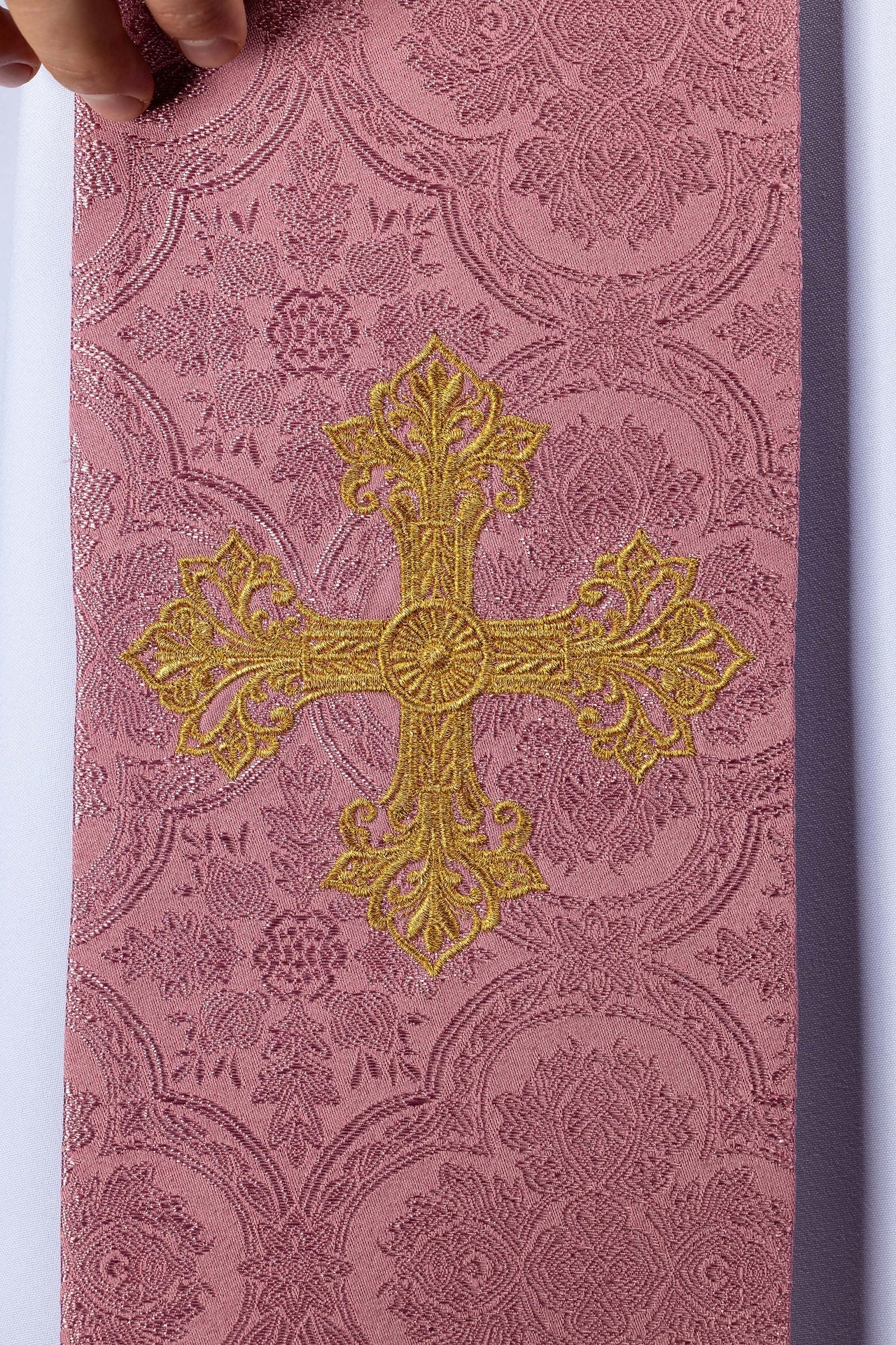 Étole brodée avec motif de croix tissu jacquard rose KST/967/08/11 - CHASUBLES.FR