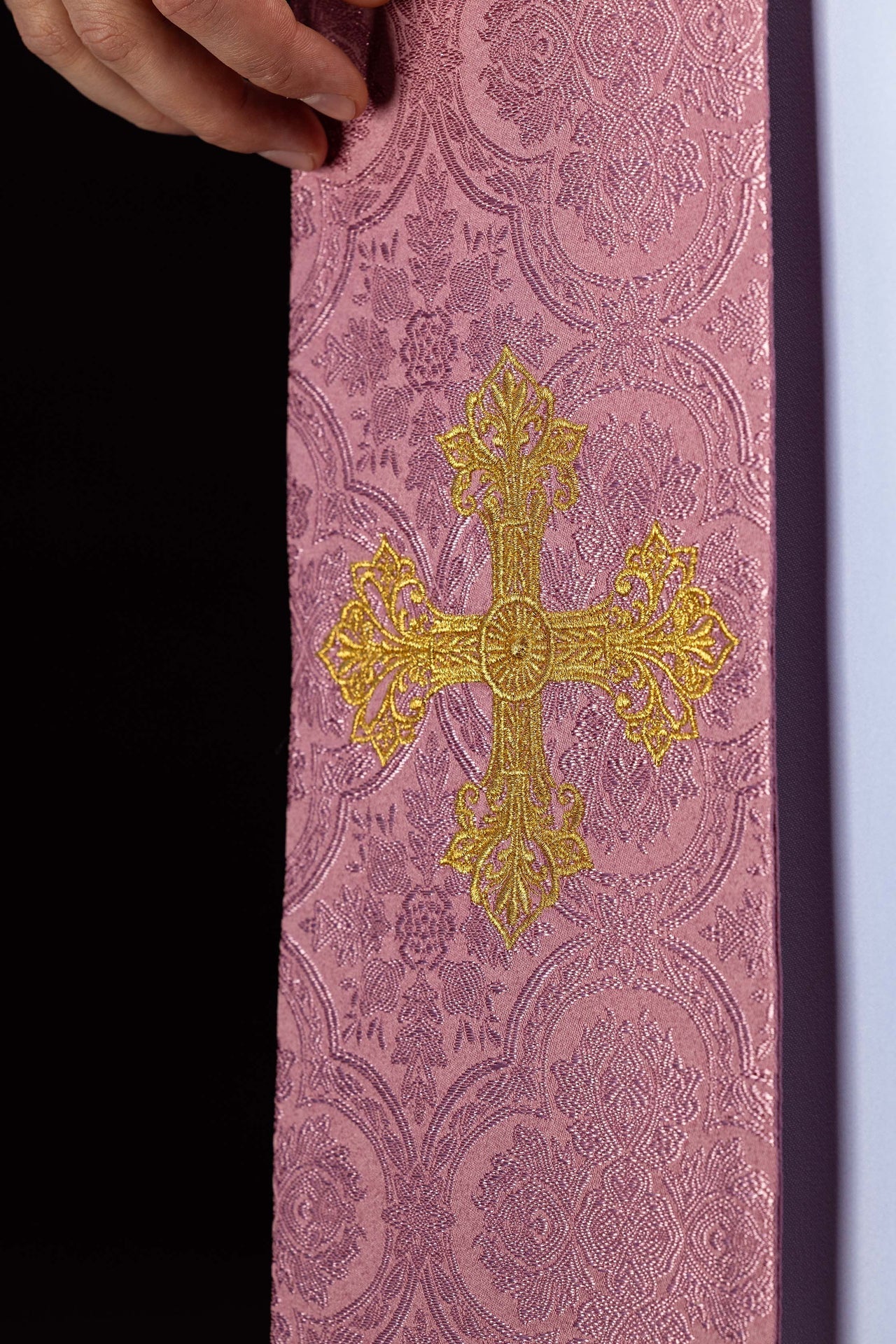Étole brodée avec motif de croix tissu jacquard rose KST/967/08/11 - CHASUBLES.FR