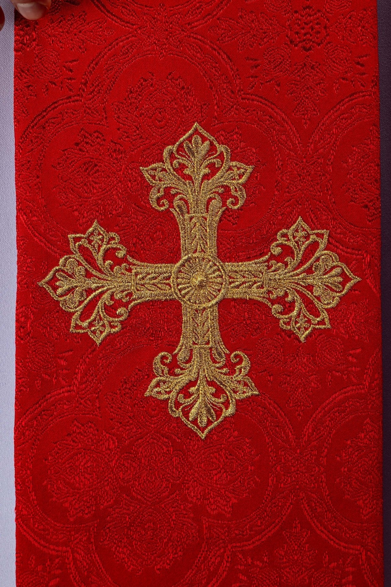 Étole brodée avec motif de croix tissu jacquard rouge KST/967/02/11 - CHASUBLES.FR