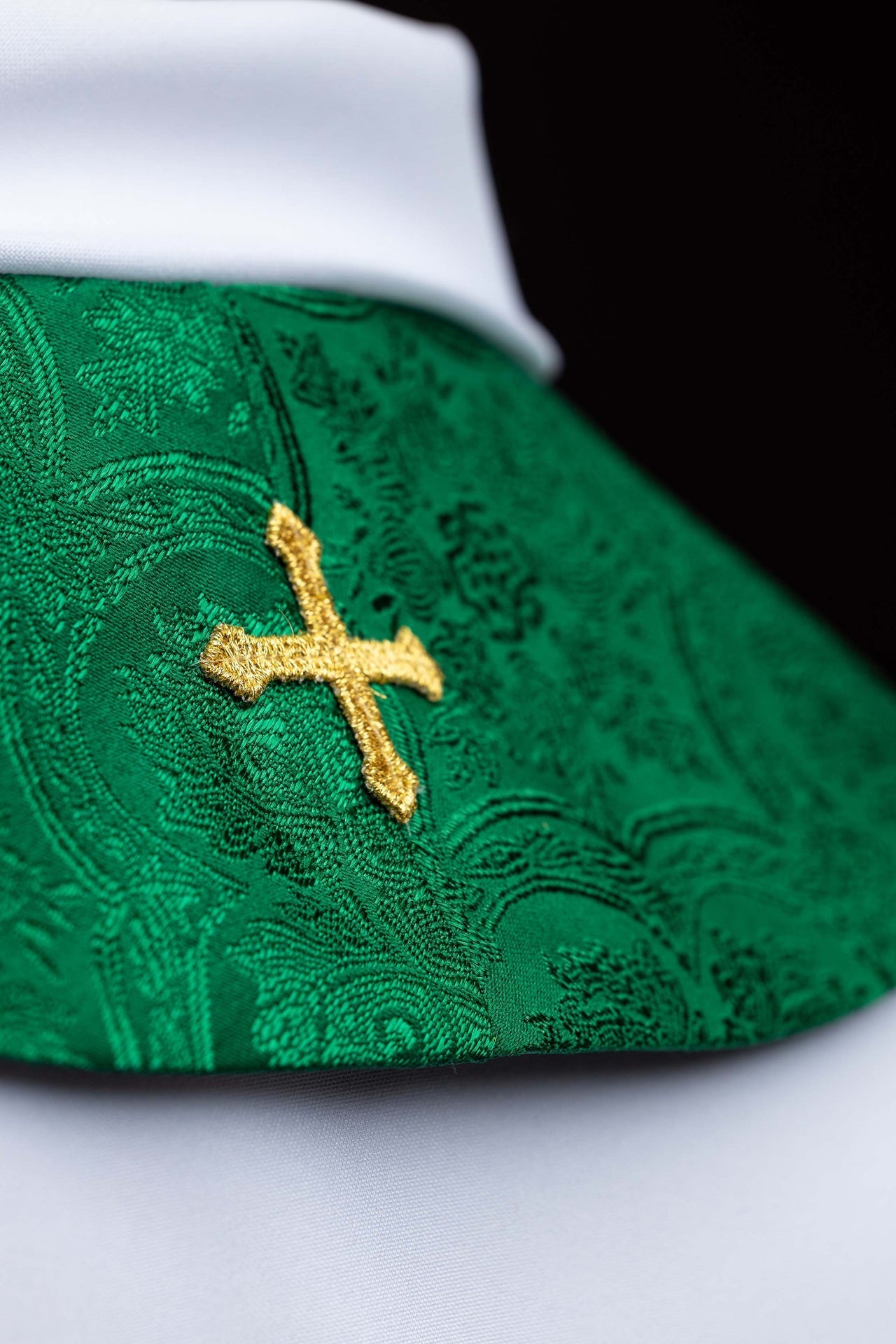 Étole brodée avec motif de croix tissu jacquard vert KST/967/01/11 - CHASUBLES.FR