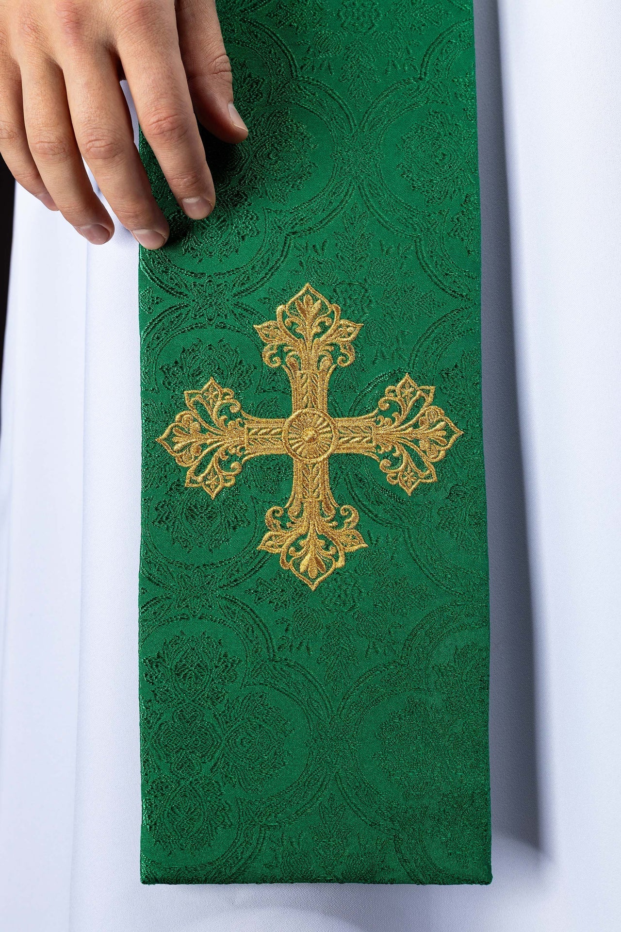 Étole brodée avec motif de croix tissu jacquard vert KST/967/01/11 - CHASUBLES.FR