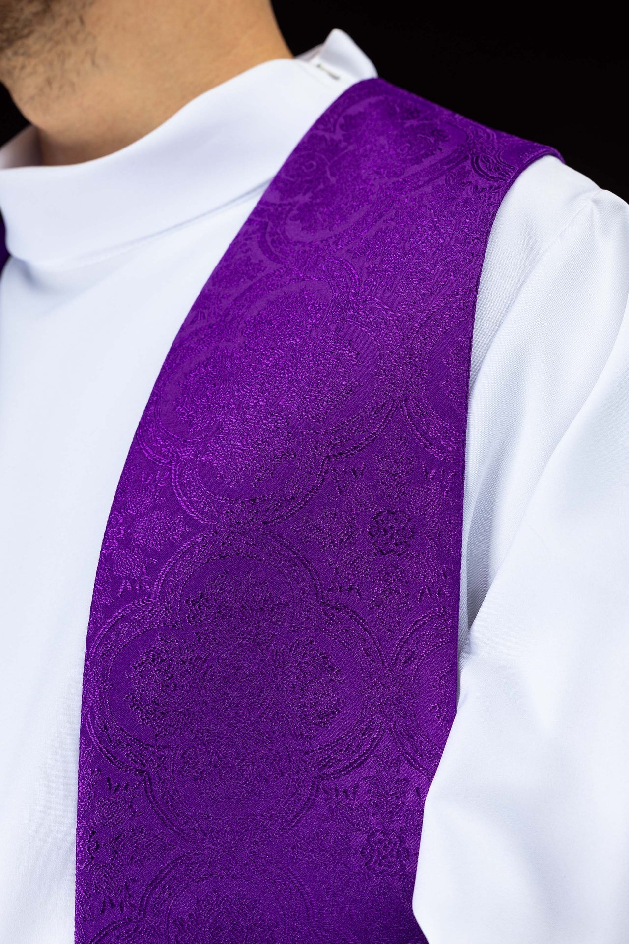 Étole brodée avec motif de croix tissu jacquard violet KST/967/03/11 - CHASUBLES.FR