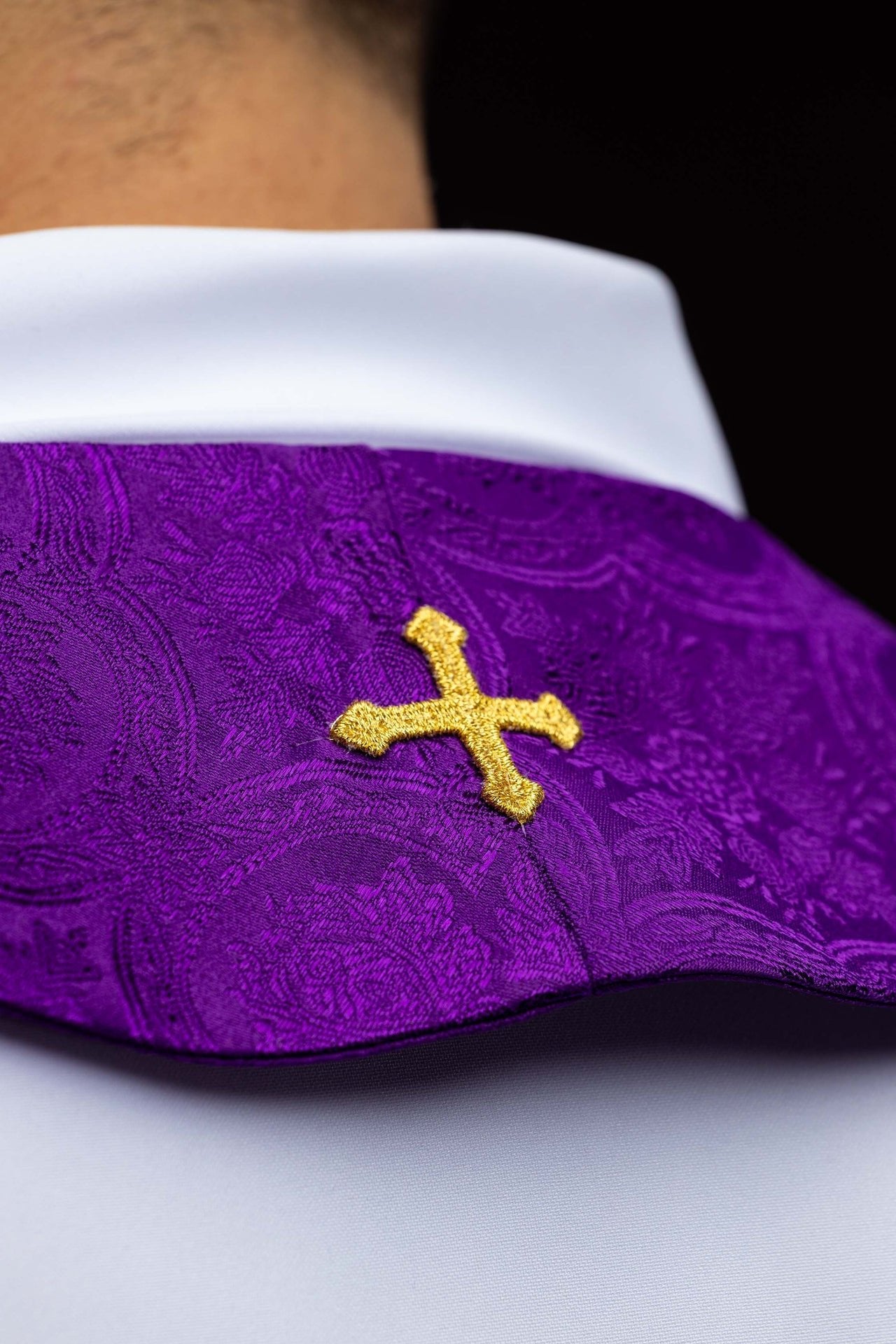 Étole brodée avec motif de croix tissu jacquard violet KST/967/03/11 - CHASUBLES.FR