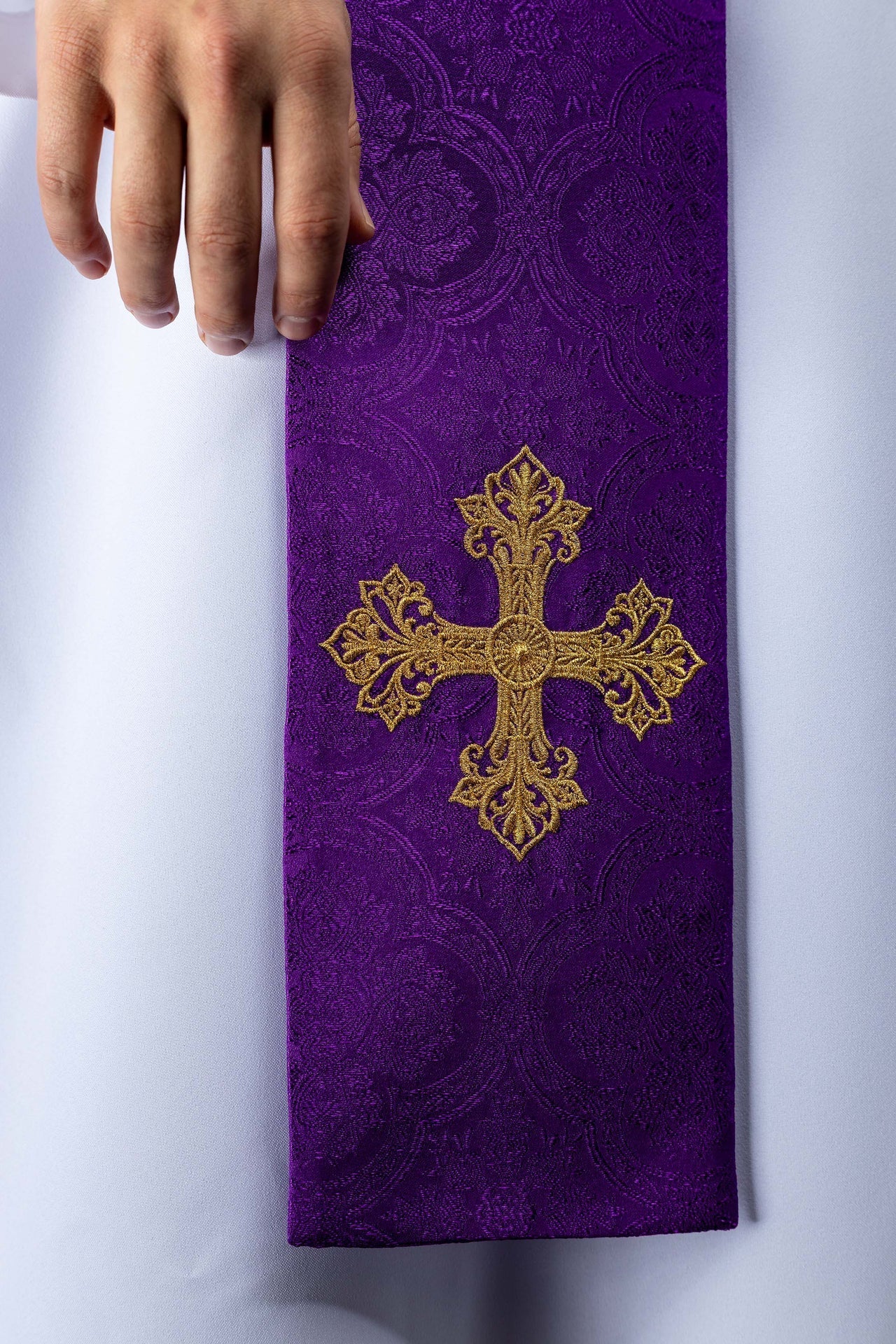 Étole brodée avec motif de croix tissu jacquard violet KST/967/03/11 - CHASUBLES.FR