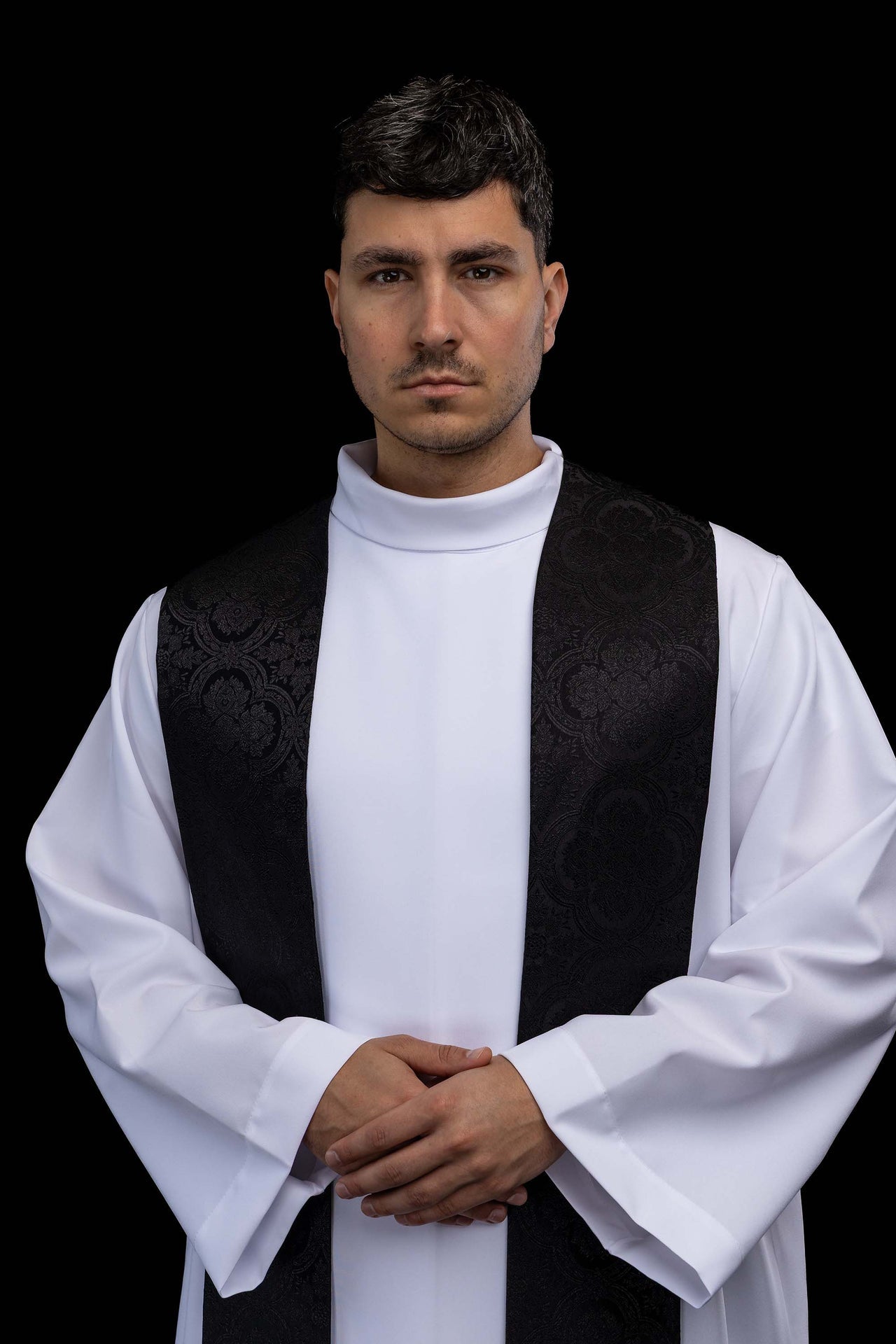 Étole brodée avec motif de la Croix tissu jacquard noir KST/638/07/11 - CHASUBLES.FR