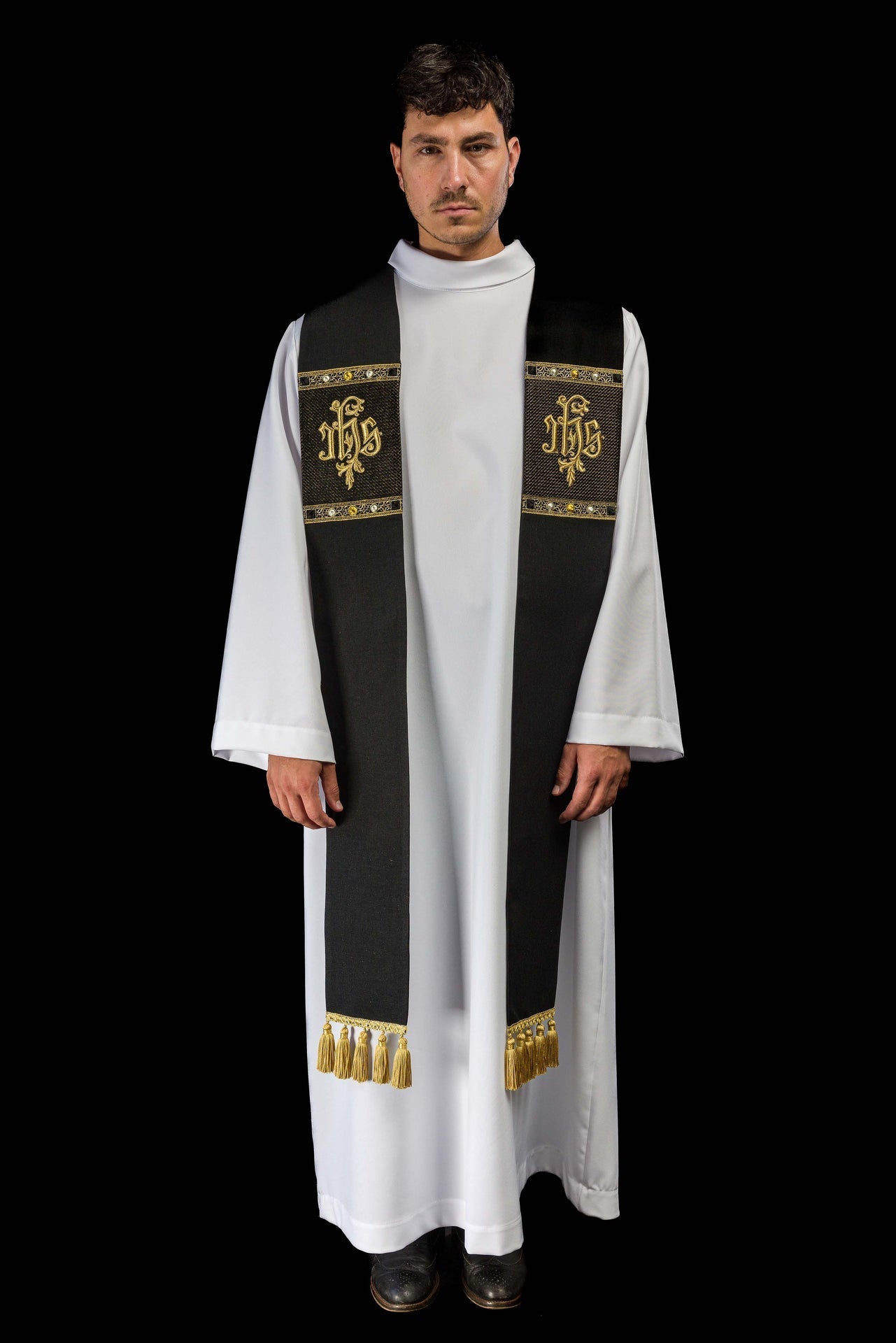 Étole brodée avec motif IHS en couleur noire S-2067-07-70 - CHASUBLES.FR