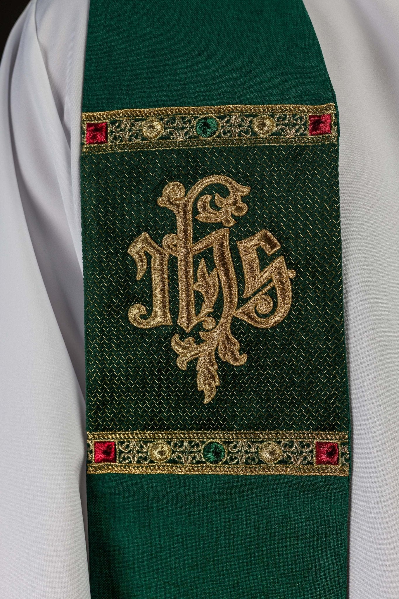 Étole brodée avec motif IHS verte S-2067-01-70 - CHASUBLES.FR
