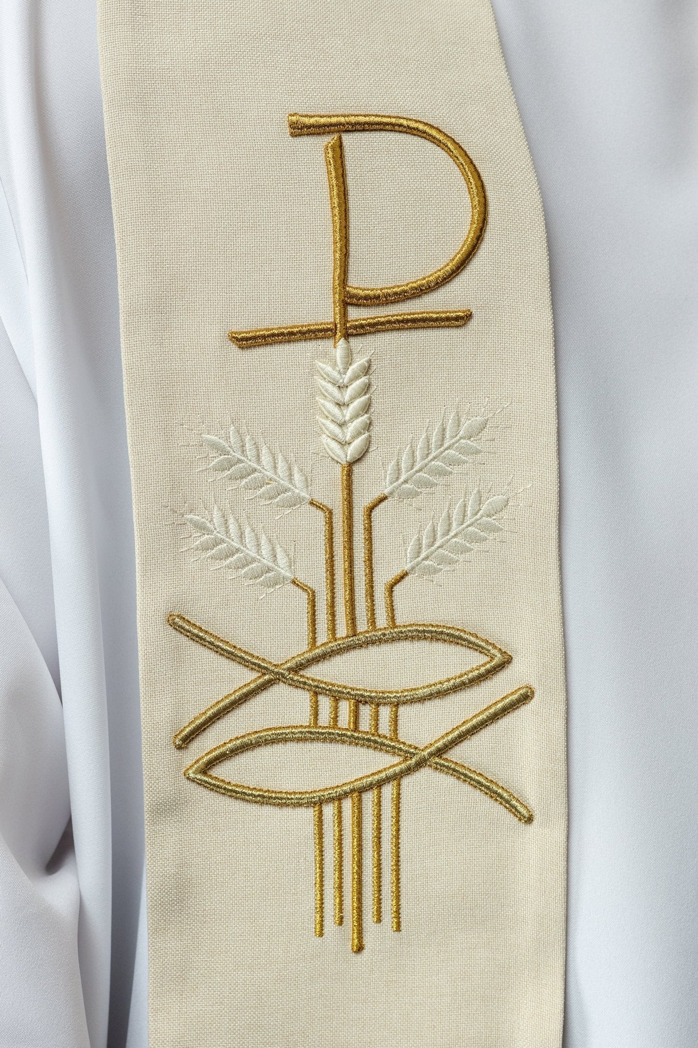Étole brodée avec motif Pax, poisson et oreille écru S - 2058 - 05 - 70 - CHASUBLES.FR