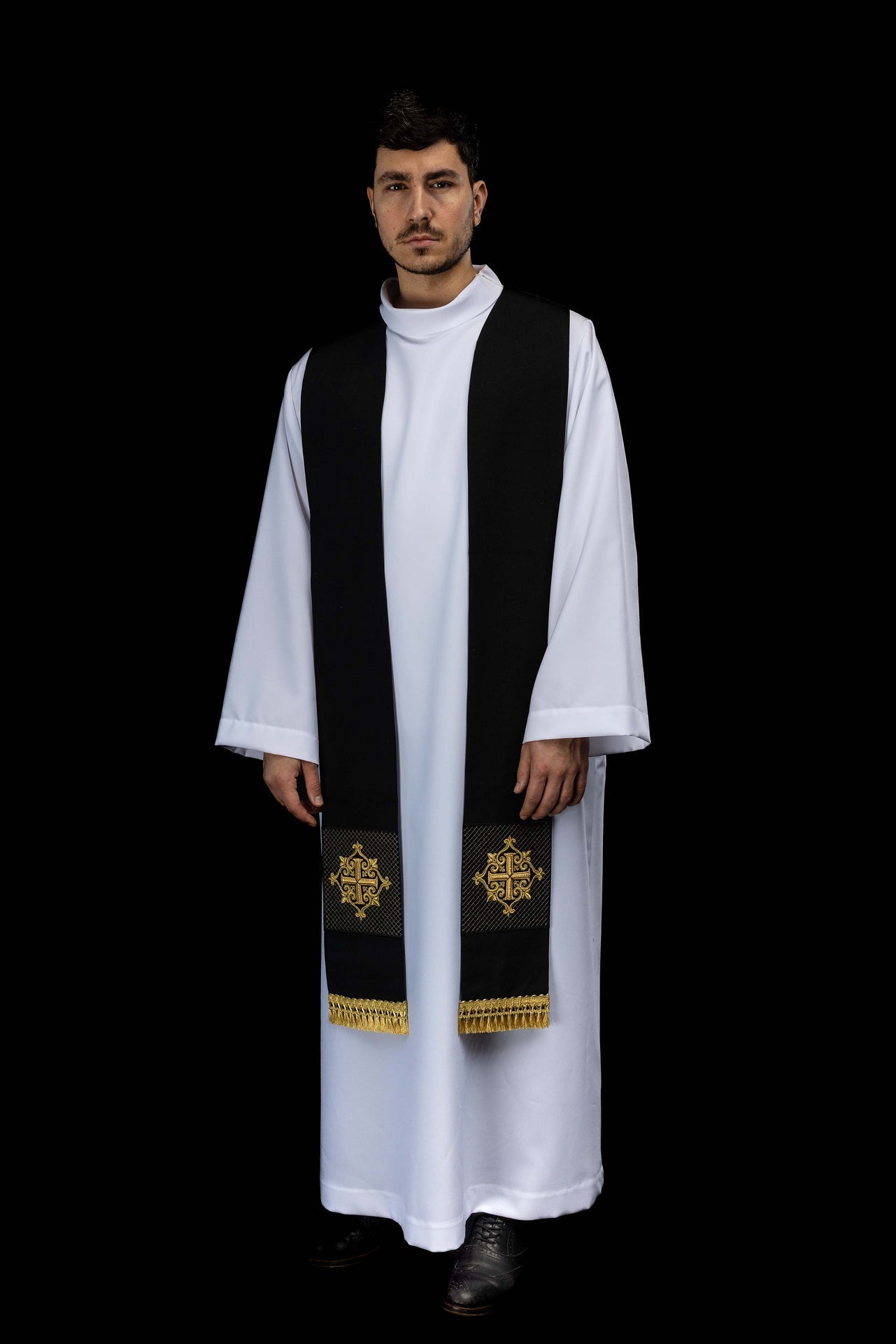 Étole brodée avec symbole de croix en velours noir LE/2029/07 - CHASUBLES.FR