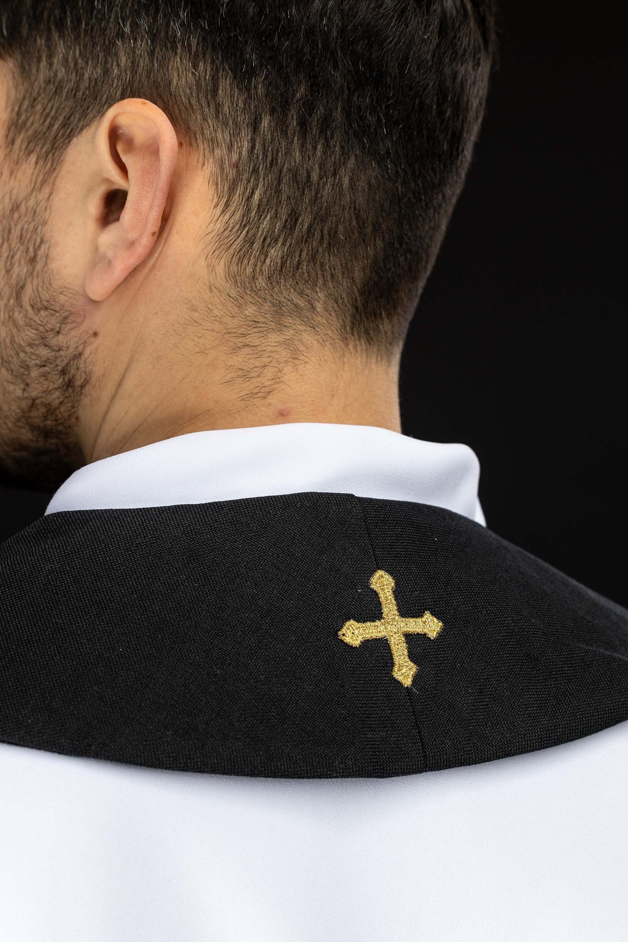 Étole brodée avec symbole de croix en velours noir LE/2029/07 - CHASUBLES.FR
