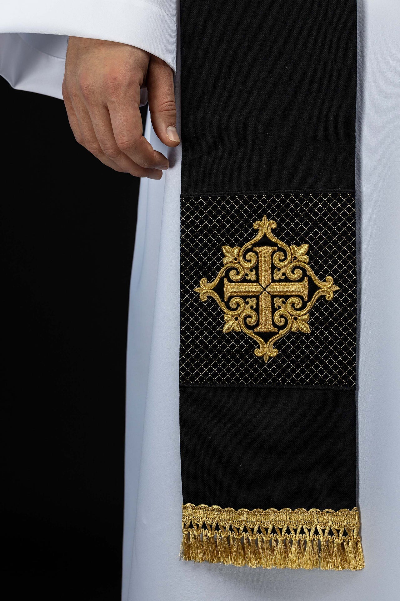 Étole brodée avec symbole de croix en velours noir LE/2029/07 - CHASUBLES.FR