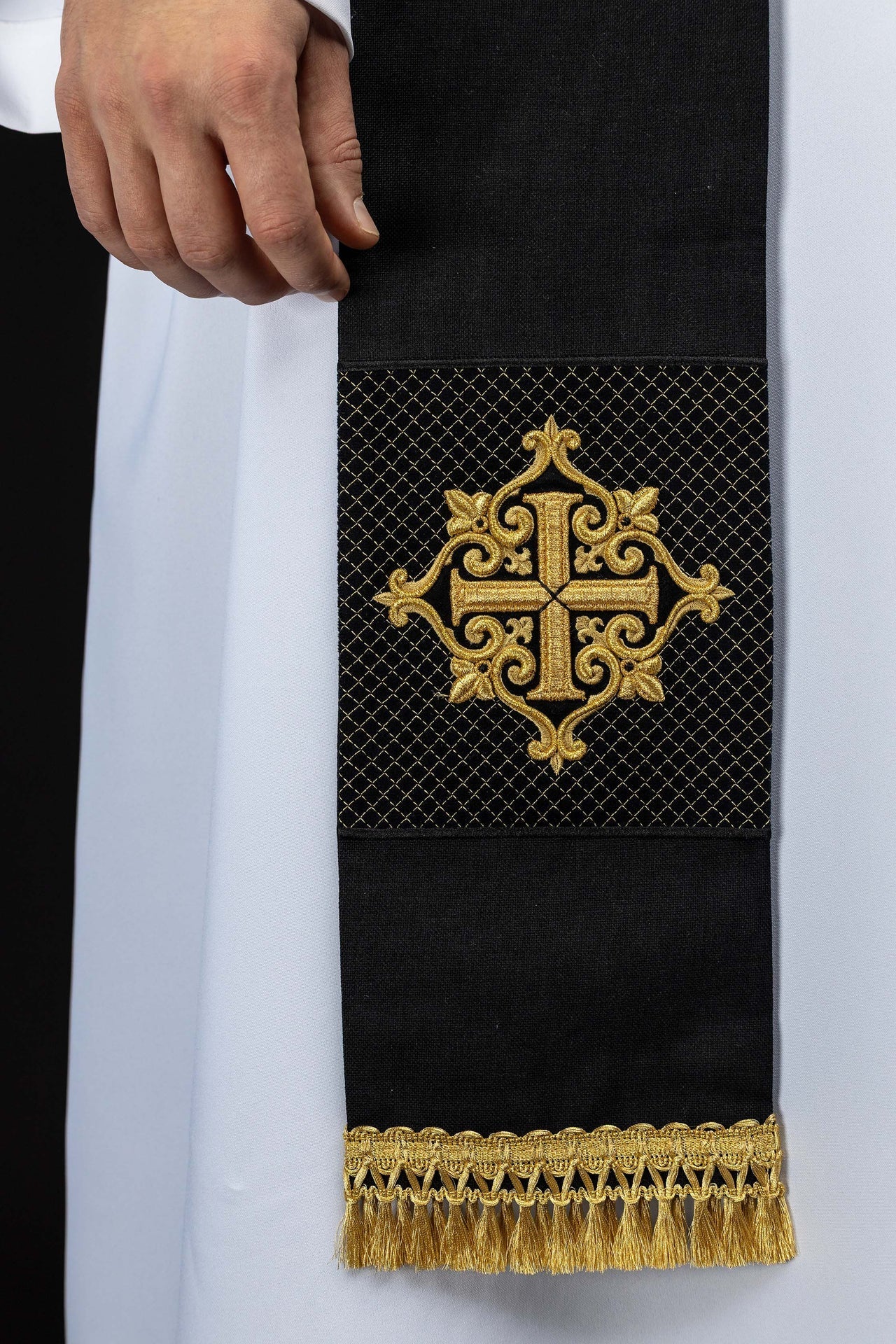 Étole brodée avec symbole de croix en velours noir LE/2029/07 - CHASUBLES.FR