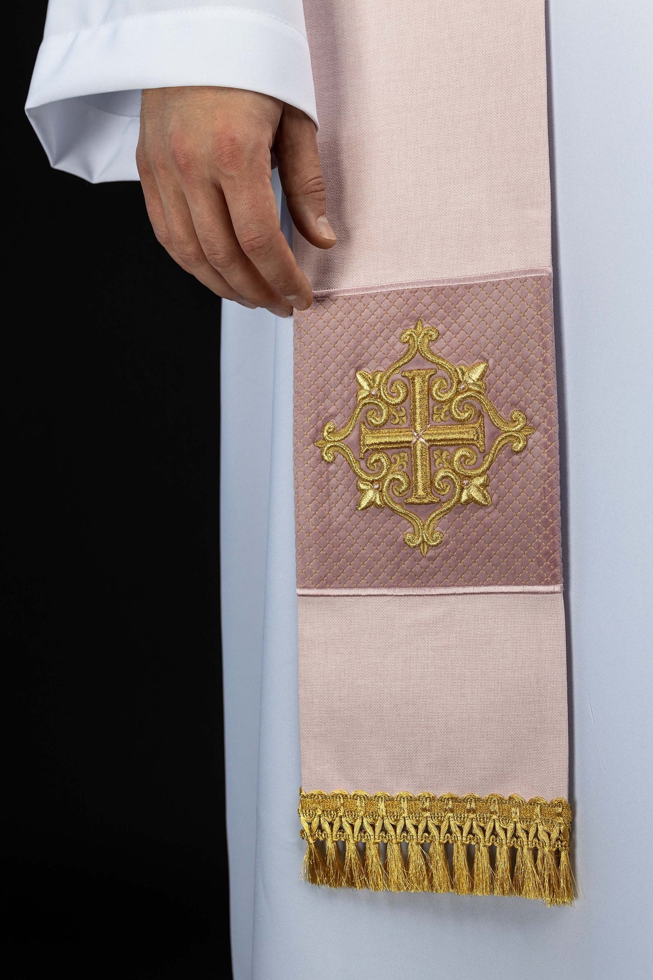 Étole brodée avec symbole de croix en velours rose LE/2029/08 - CHASUBLES.FR