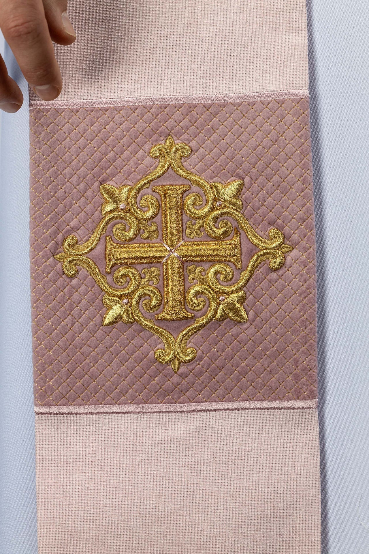 Étole brodée avec symbole de croix en velours rose LE/2029/08 - CHASUBLES.FR