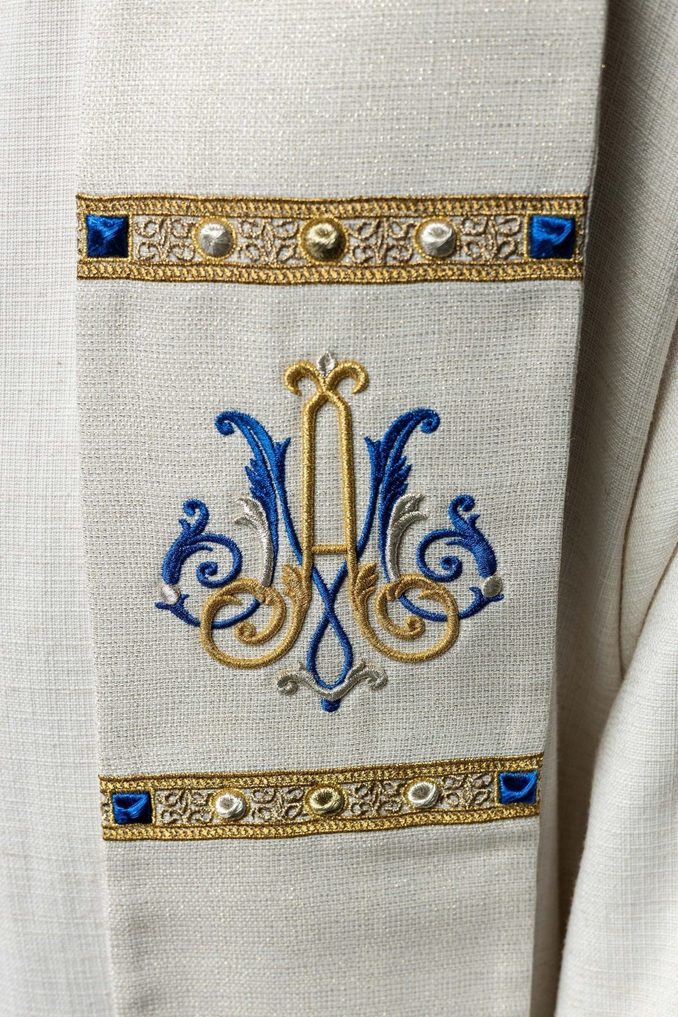 Étole brodée avec symbole marial S - 2074 - 05 - 71 - CHASUBLES.FR