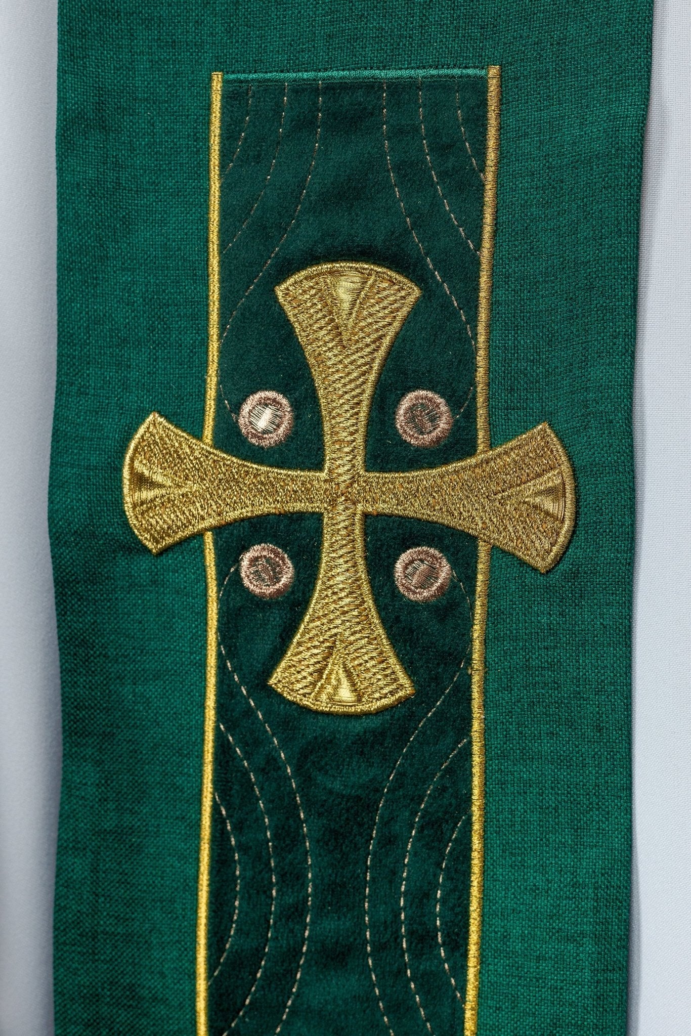 Étole brodée de croix vertes S - 2068 - 01 - 70 - CHASUBLES.FR