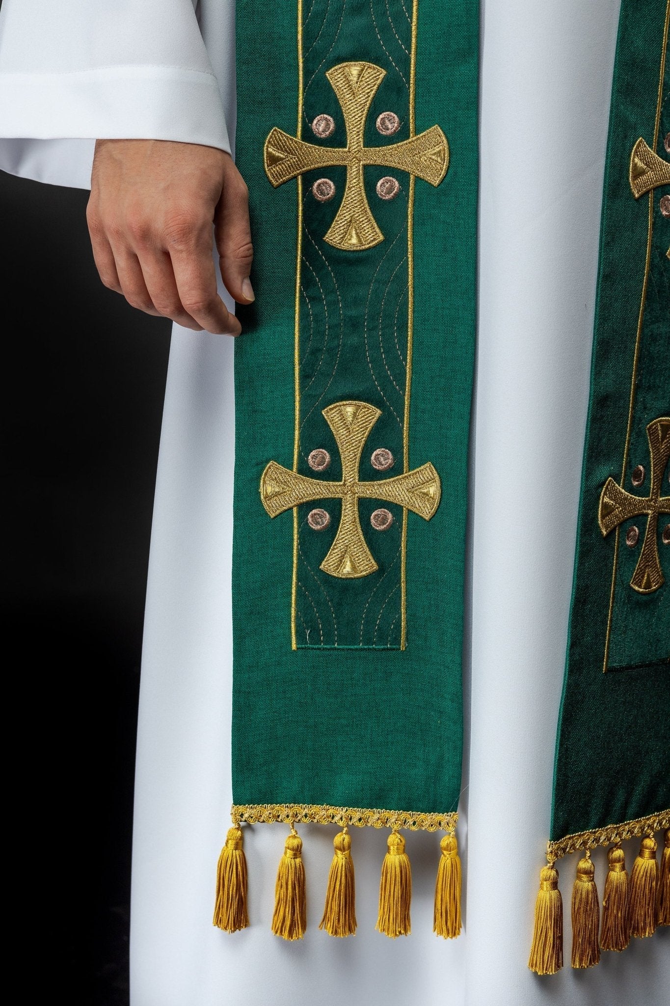 Étole brodée de croix vertes S - 2068 - 01 - 70 - CHASUBLES.FR