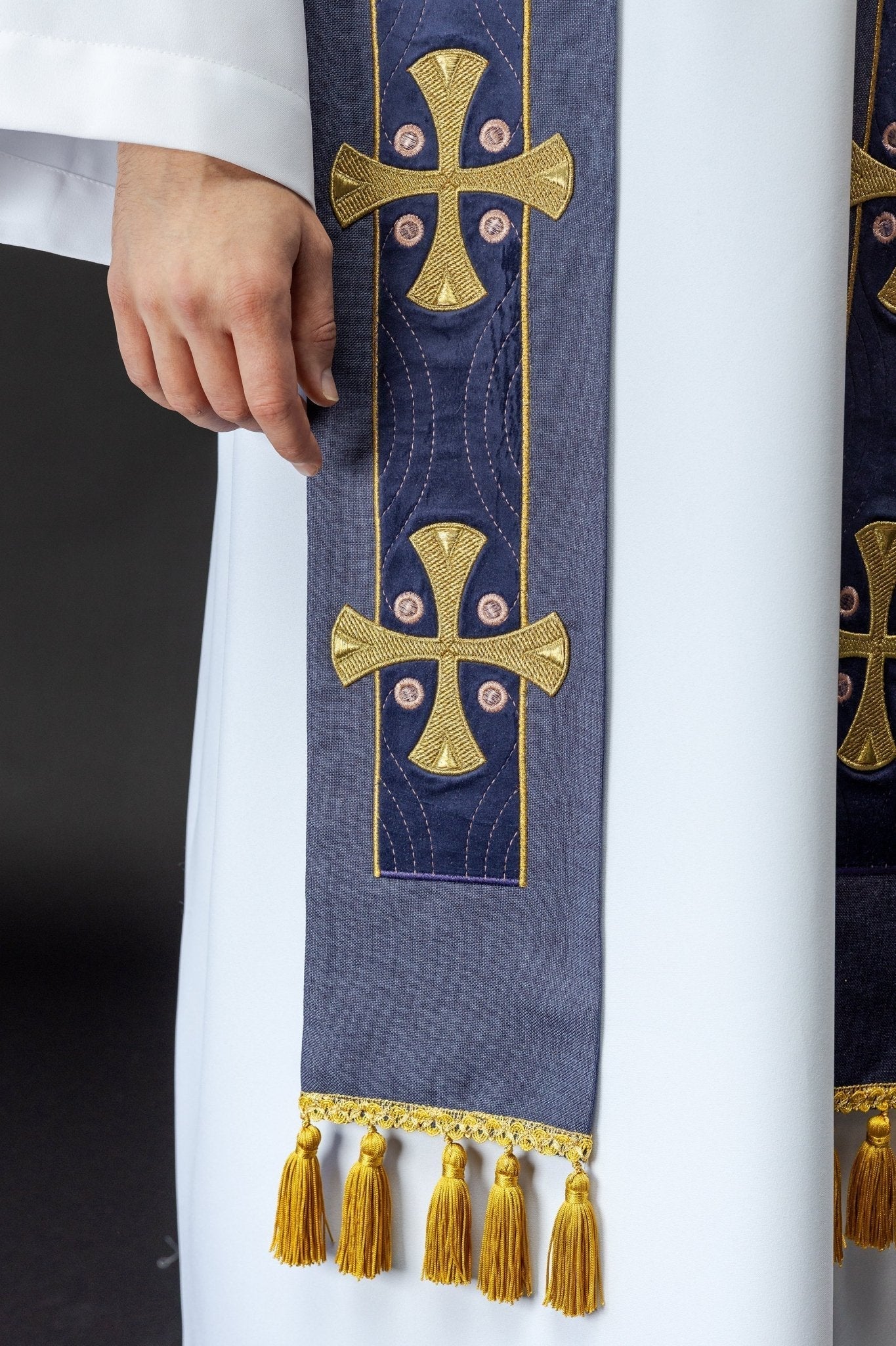 Étole brodée de croix violettes S - 2068 - 03 - 70 - CHASUBLES.FR