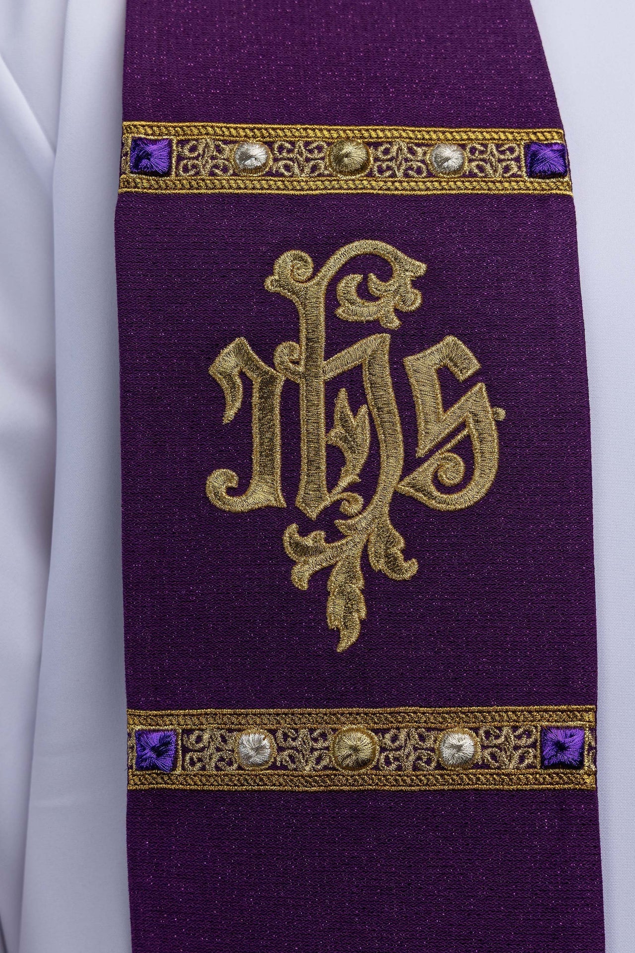 Étole brodée pour l’Avent confectionnée dans un tissu brillant S-2076-03-103 - CHASUBLES.FR