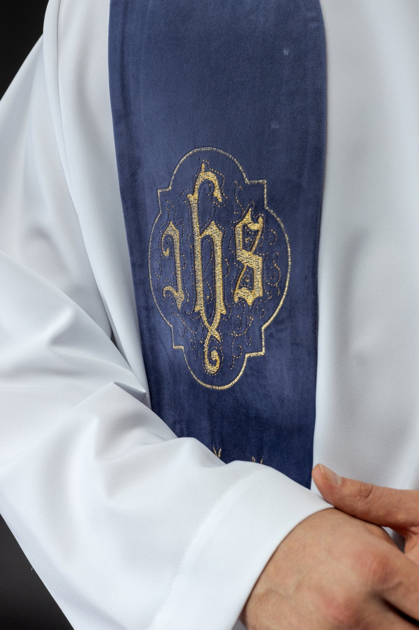 Étole brodée violette avec IHS S - 2052 - 03 - 76 - CHASUBLES.FR