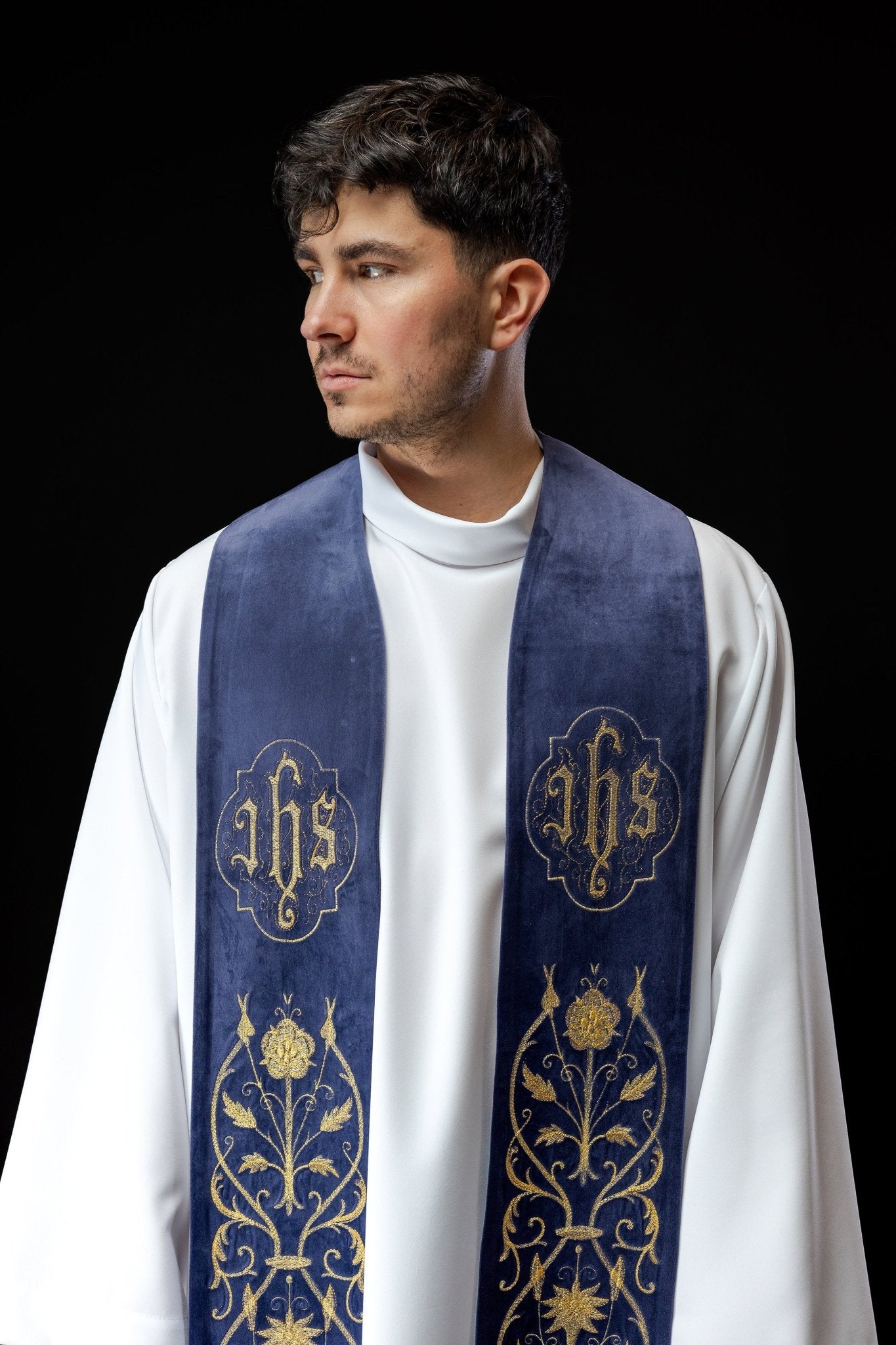 Étole brodée violette avec IHS S - 2052 - 03 - 76 - CHASUBLES.FR