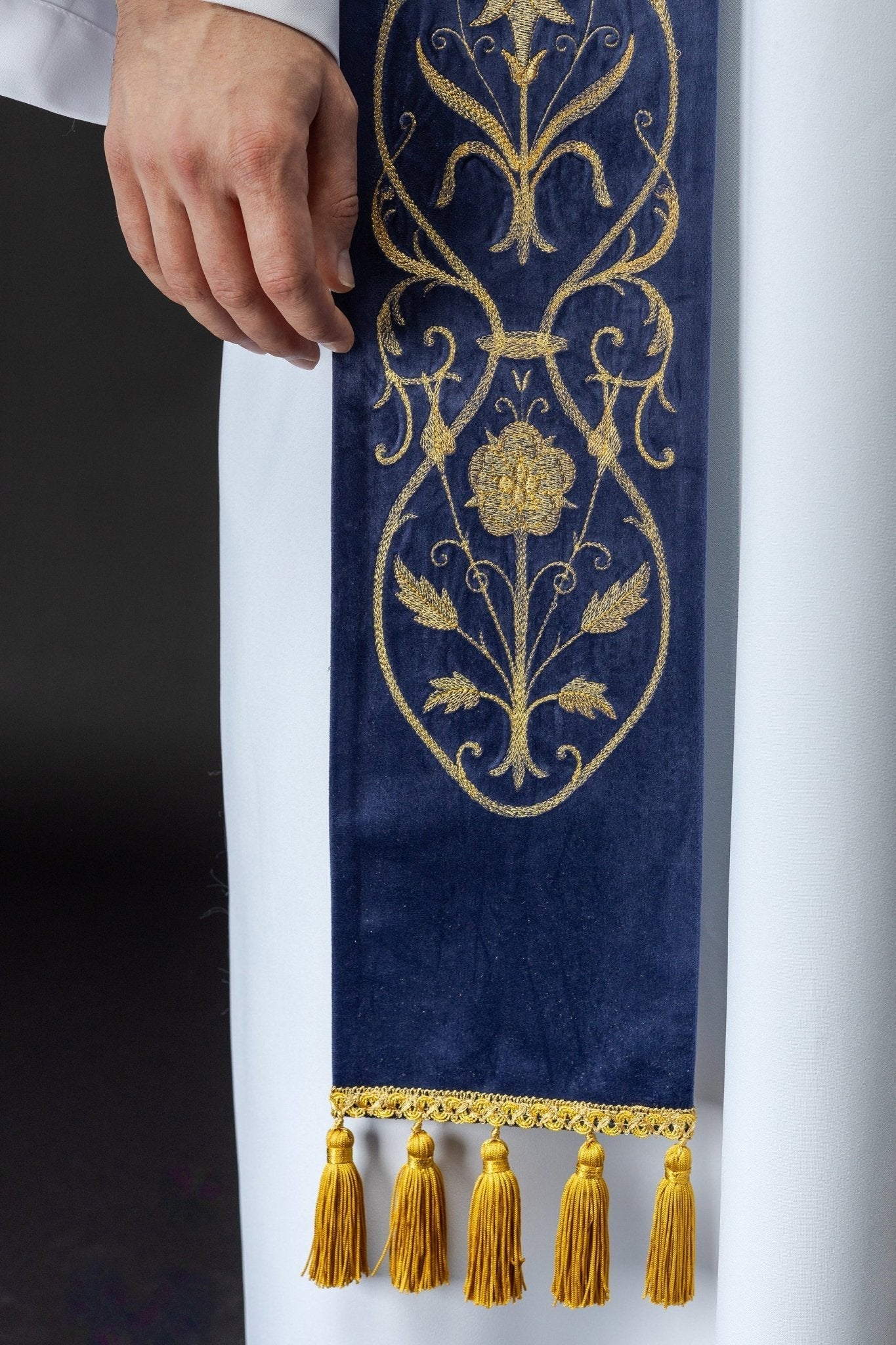 Étole brodée violette avec IHS S - 2052 - 03 - 76 - CHASUBLES.FR
