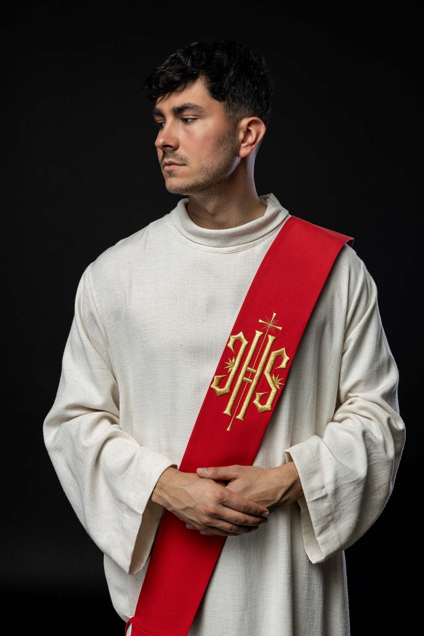 Étole de diacre brodée IHS avec croix KSD/135/02/01 CZERWONY - CHASUBLES.FR