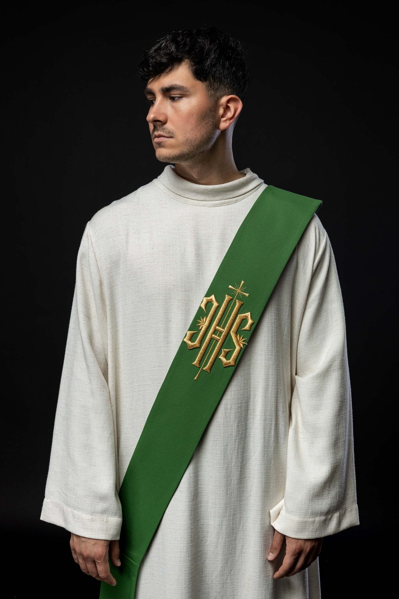 Étole de diacre brodée IHS avec croix KSD/135/01/01 ZIELONY - CHASUBLES.FR