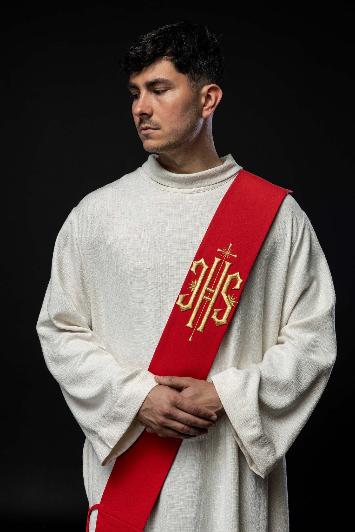 Étole de diacre brodée IHS avec croix KSD/135/02/01 CZERWONY - CHASUBLES.FR