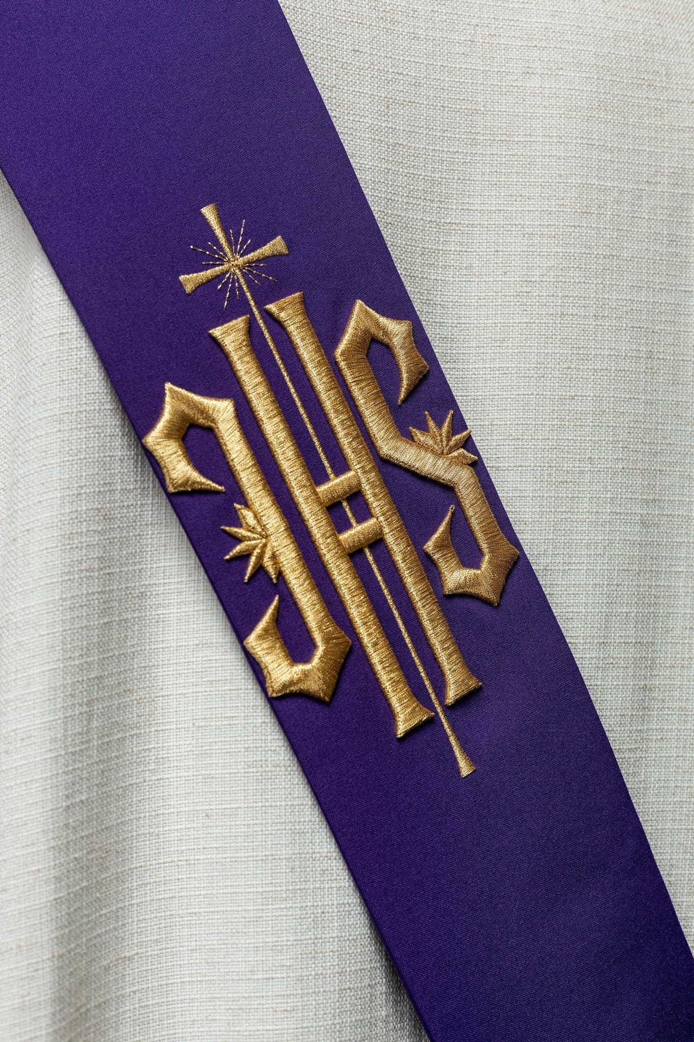 Étole de diacre brodée IHS avec croix KSD/135/03/01 FIOLET - CHASUBLES.FR