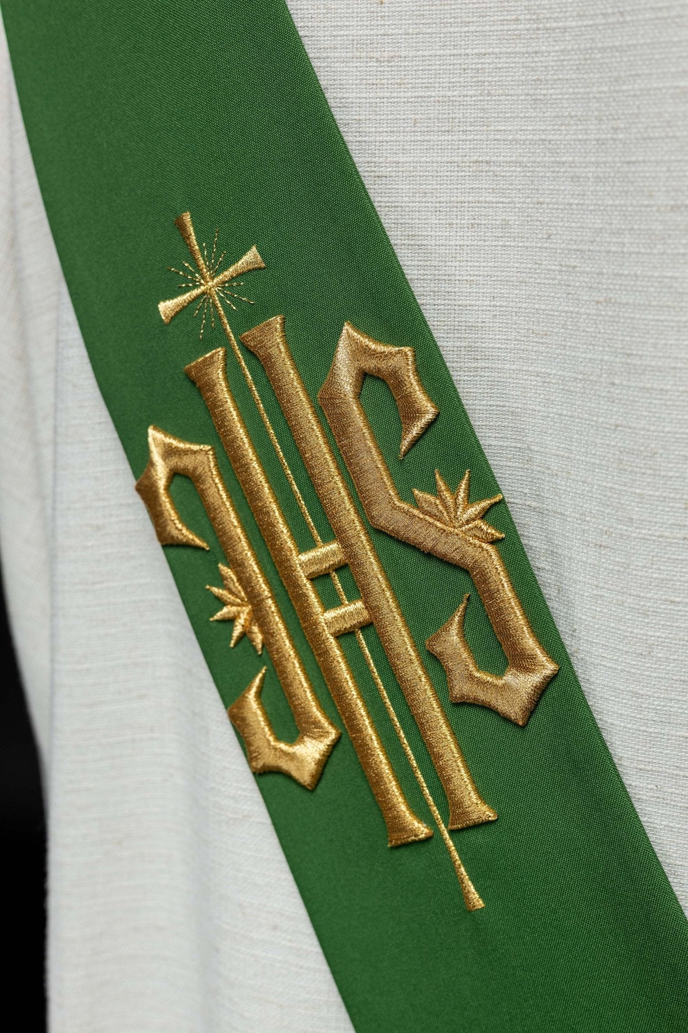 Étole de diacre brodée IHS avec croix KSD/135/01/01 ZIELONY - CHASUBLES.FR
