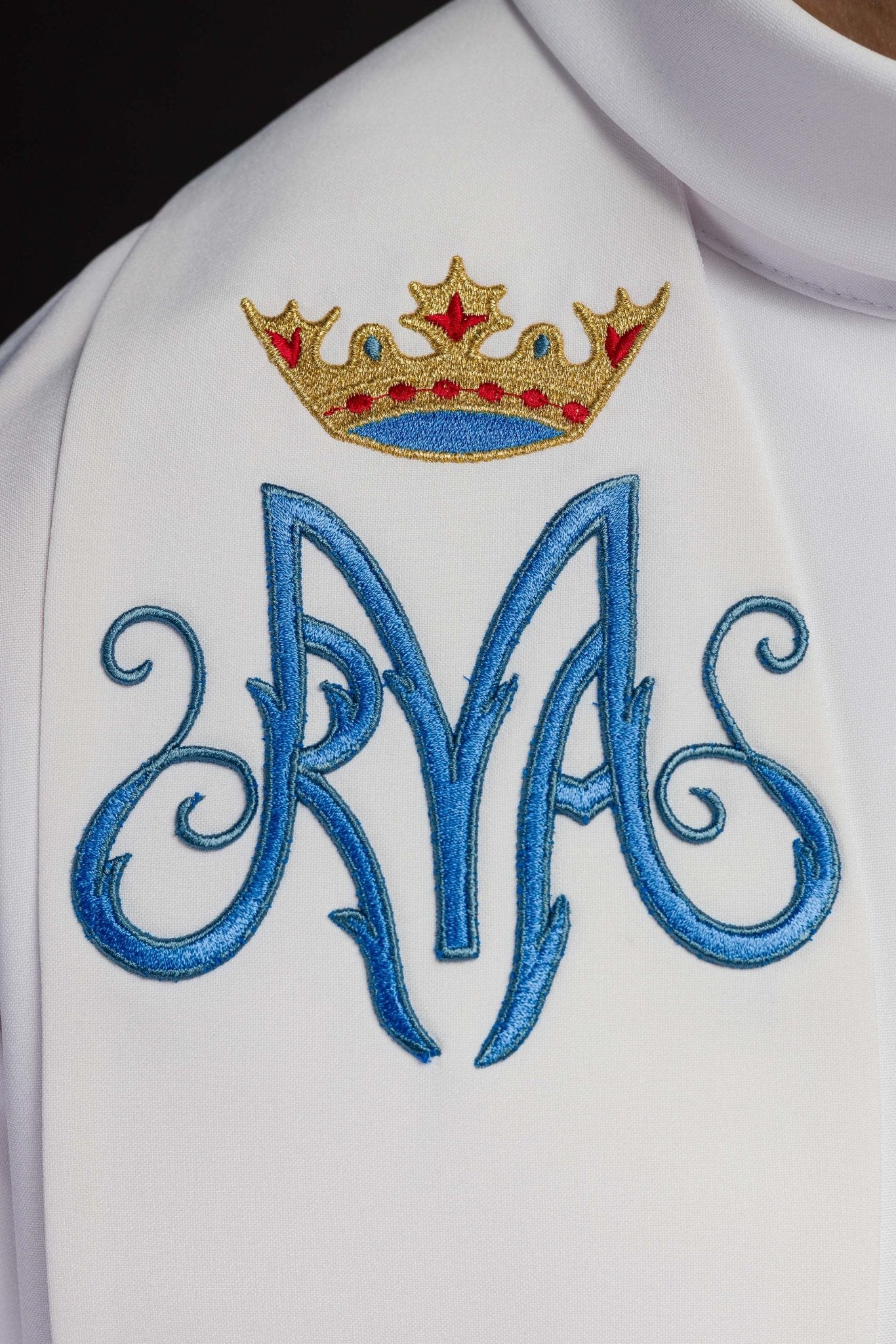 Étole de prêtre blanche brodée d'un motif marial avec couronne KST/040/04/01 BIAŁY - CHASUBLES.FR