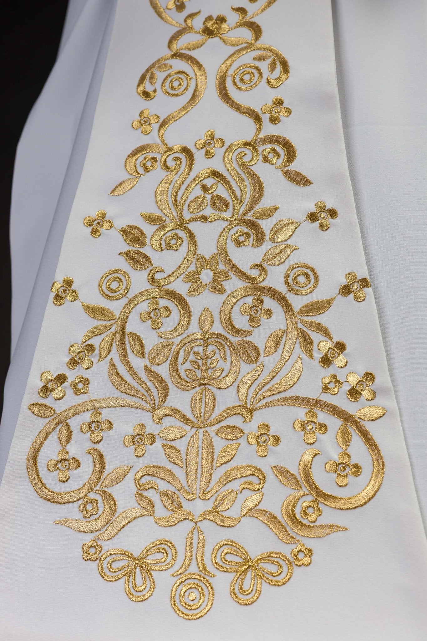 Étole de prêtre blanche brodée d'un motif marial avec couronne KST/040/04/01 BIAŁY - CHASUBLES.FR