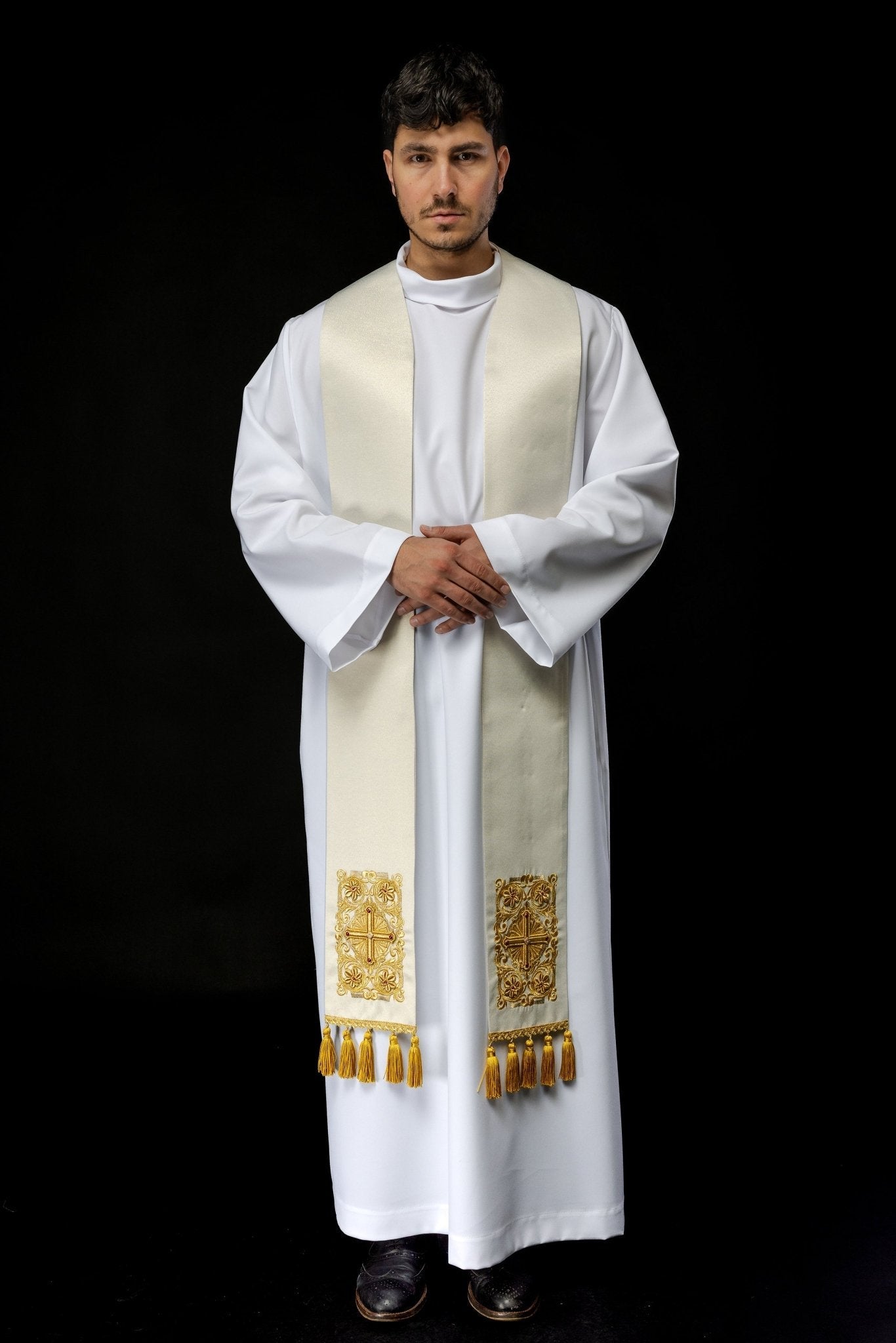 Étole de prêtre brodée en blanc et ornée de pierres LE/2010/10 - CHASUBLES.FR