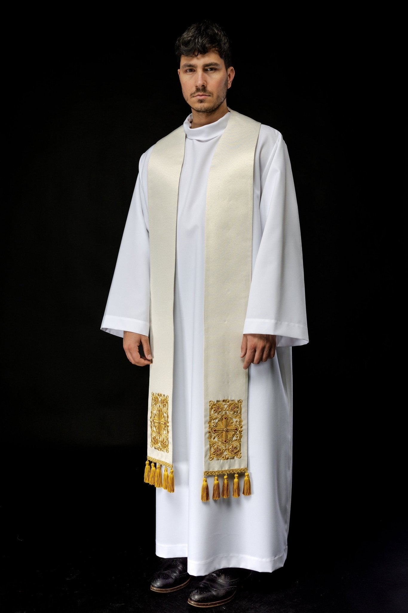 Étole de prêtre brodée en blanc et ornée de pierres LE/2010/10 - CHASUBLES.FR