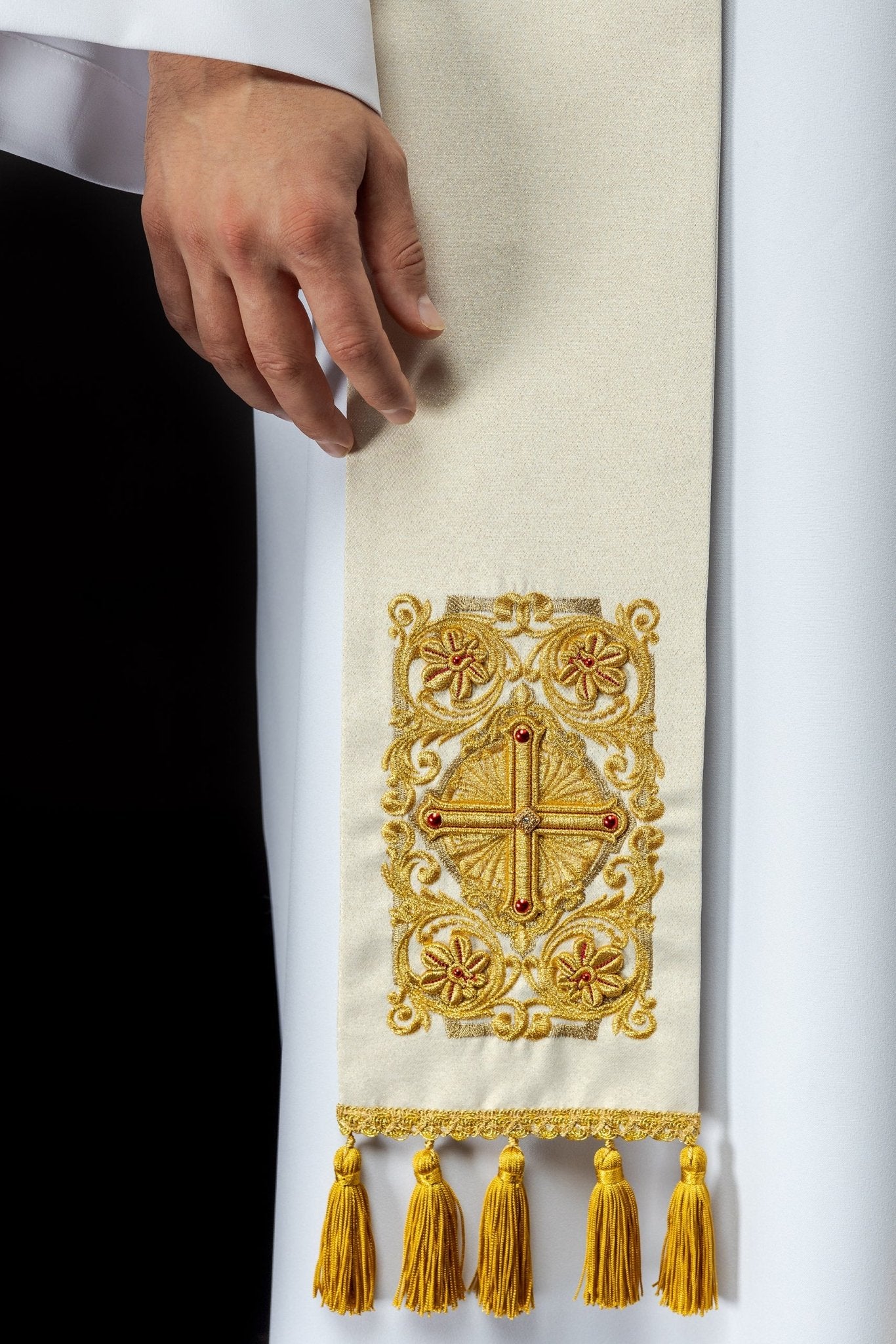 Étole de prêtre brodée en blanc et ornée de pierres LE/2010/10 - CHASUBLES.FR
