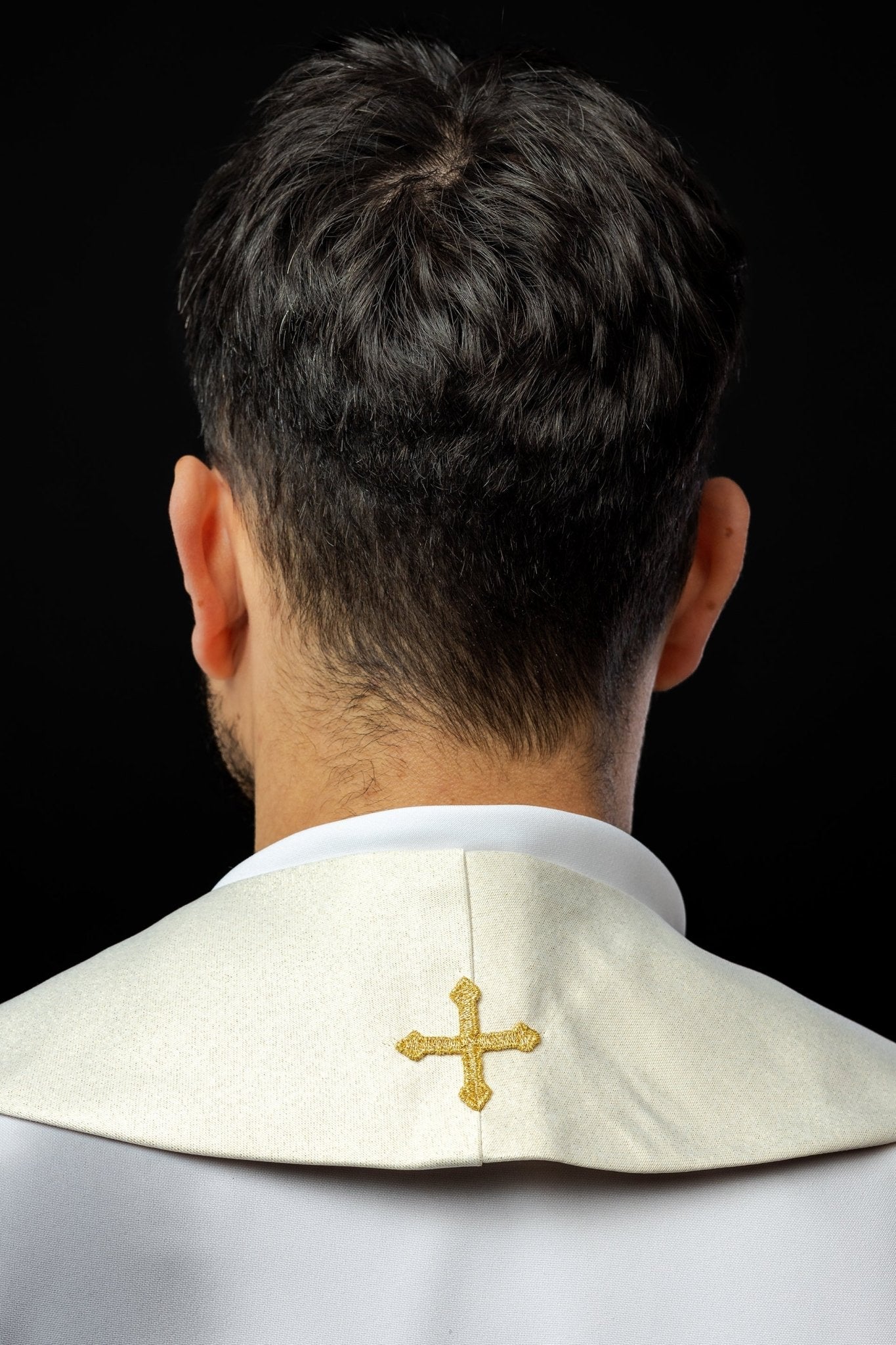 Étole de prêtre brodée en blanc et ornée de pierres LE/2010/10 - CHASUBLES.FR