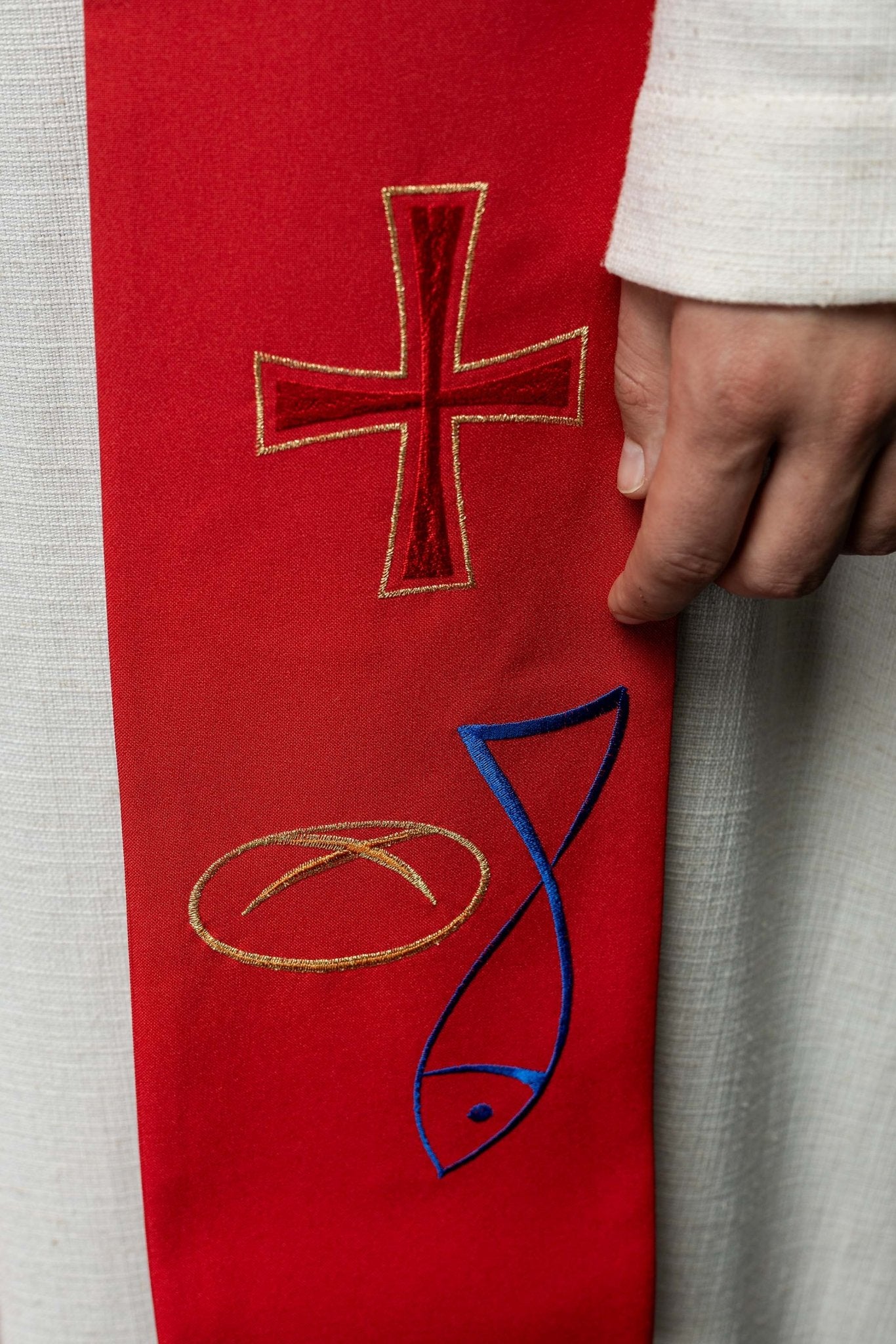 Étole de prêtre brodée en rouge avec motif Fish Bread Cross KST/007/02/12 CZERWONY - CHASUBLES.FR