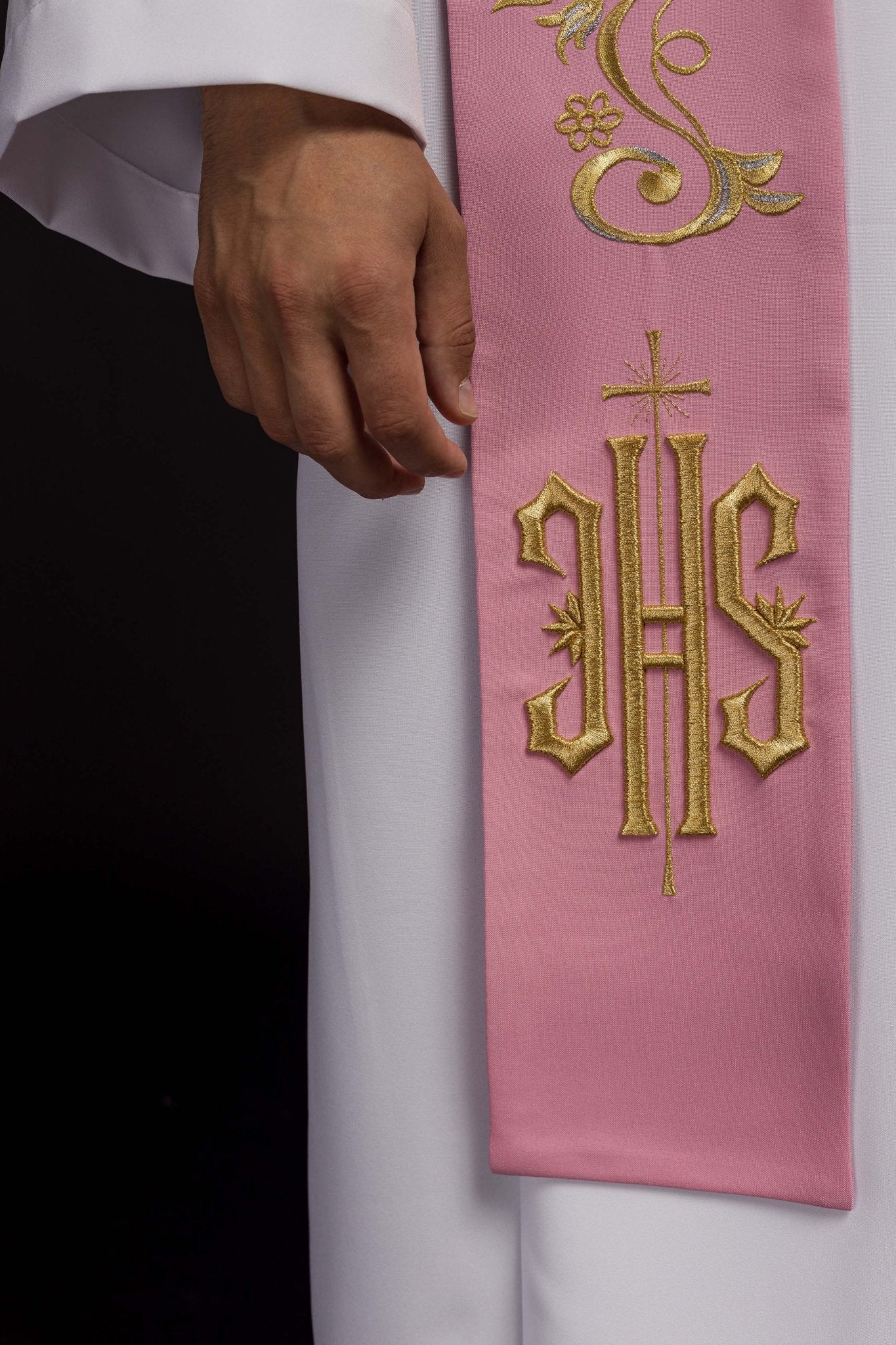 Étole de prêtre brodée IHS rose KST/031/08/01 RÓŻOWY - CHASUBLES.FR
