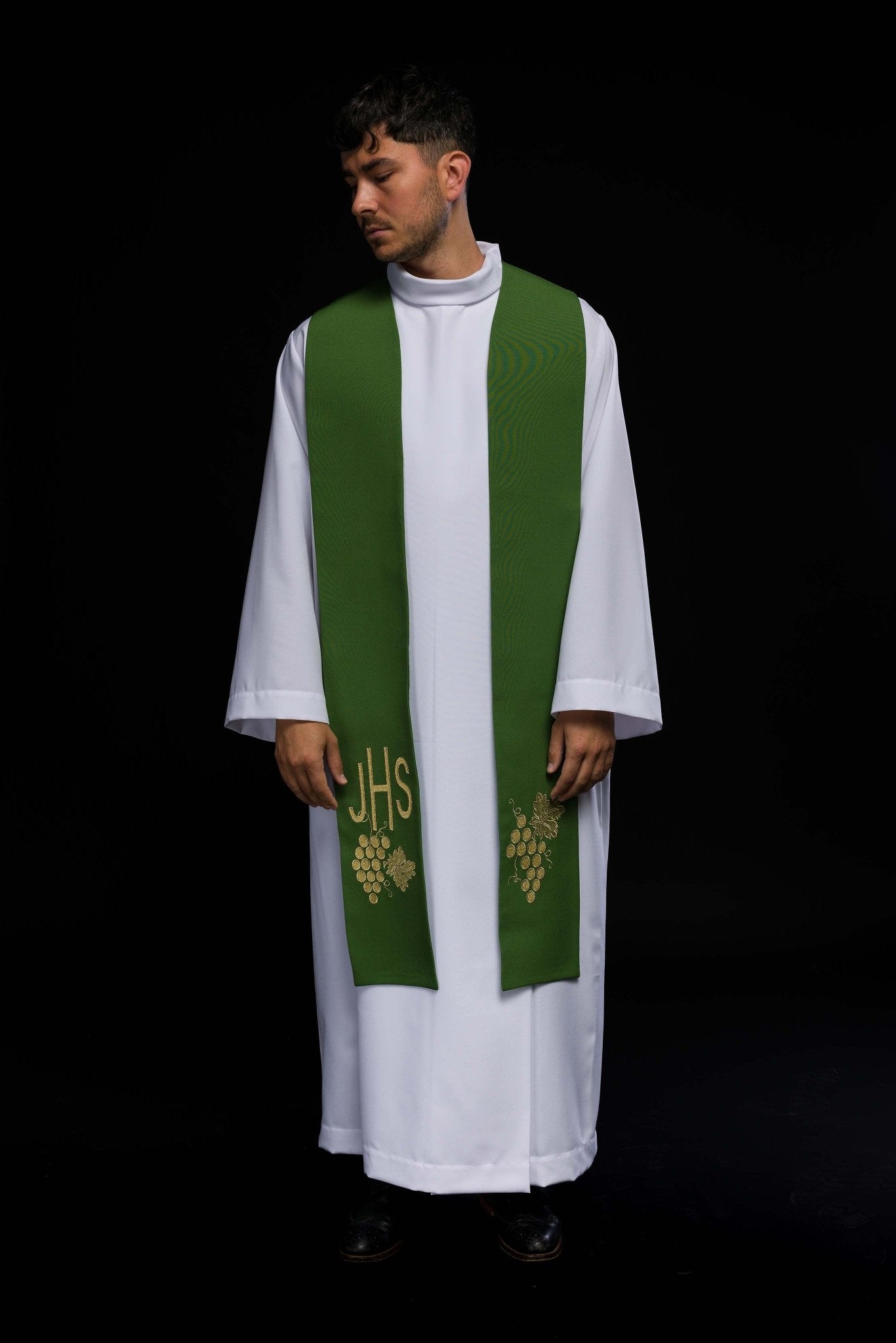 Étole de prêtre IHS brodée en vert avec des raisins KST/068/01/01 ZIELONY - CHASUBLES.FR