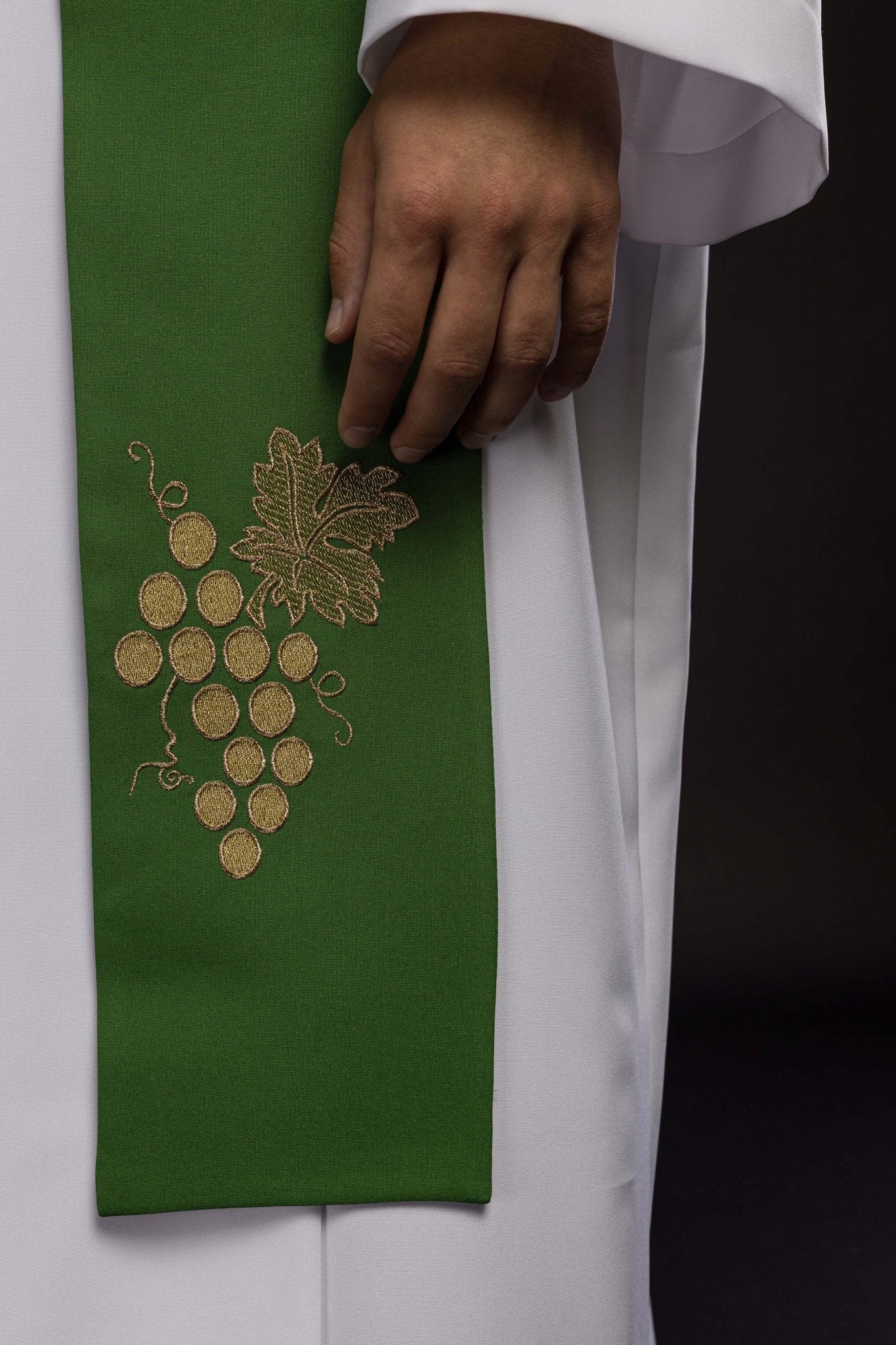 Étole de prêtre IHS brodée en vert avec des raisins KST/068/01/01 ZIELONY - CHASUBLES.FR