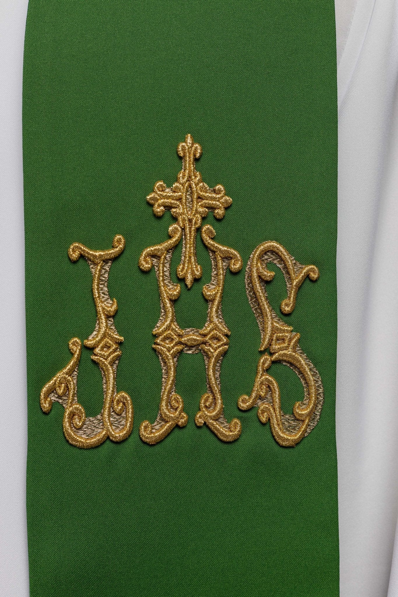 Étole de prêtre verte brodée d'une croix et d'un IHS vert KST/157/01/01 ZIELONY - CHASUBLES.FR