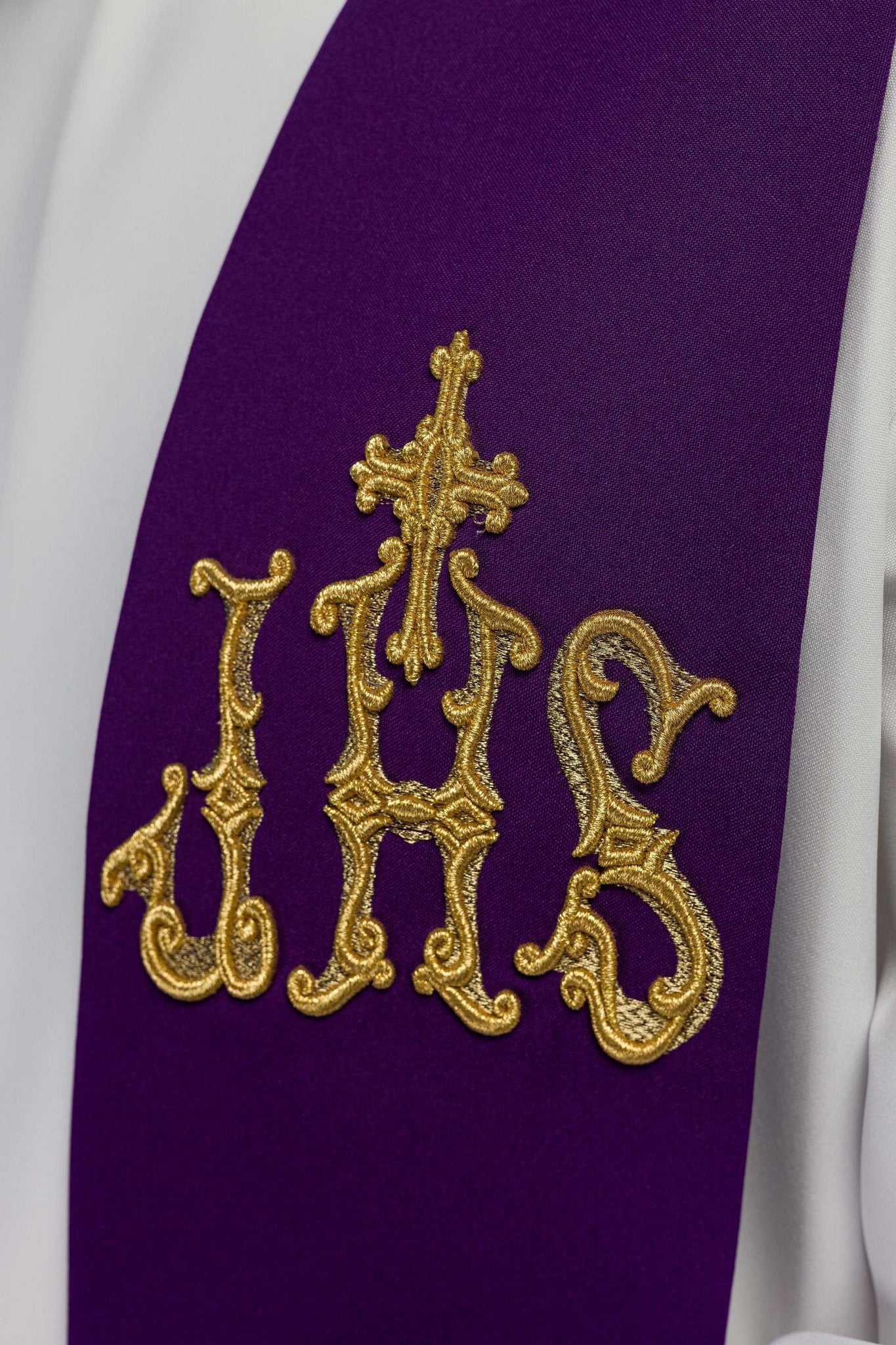 Étole de prêtre violette brodée de la croix et de l'IHS KST/157/03/01 FIOLET - CHASUBLES.FR