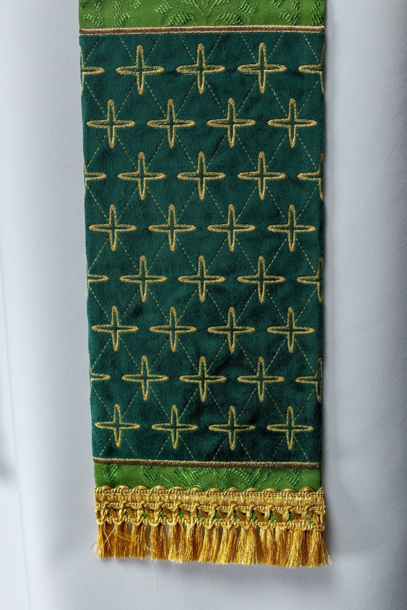 Étole en jacquard brodé avec motifs croisés vert S - 2054 - 01 - 67 - CHASUBLES.FR