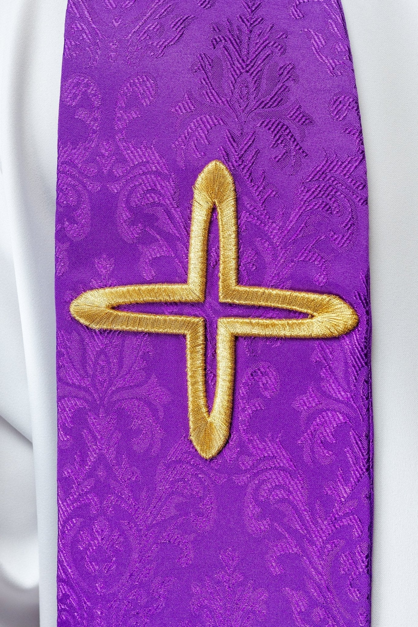 Étole en jacquard brodé avec motifs croisés violet S - 2054 - 03 - 67 - CHASUBLES.FR