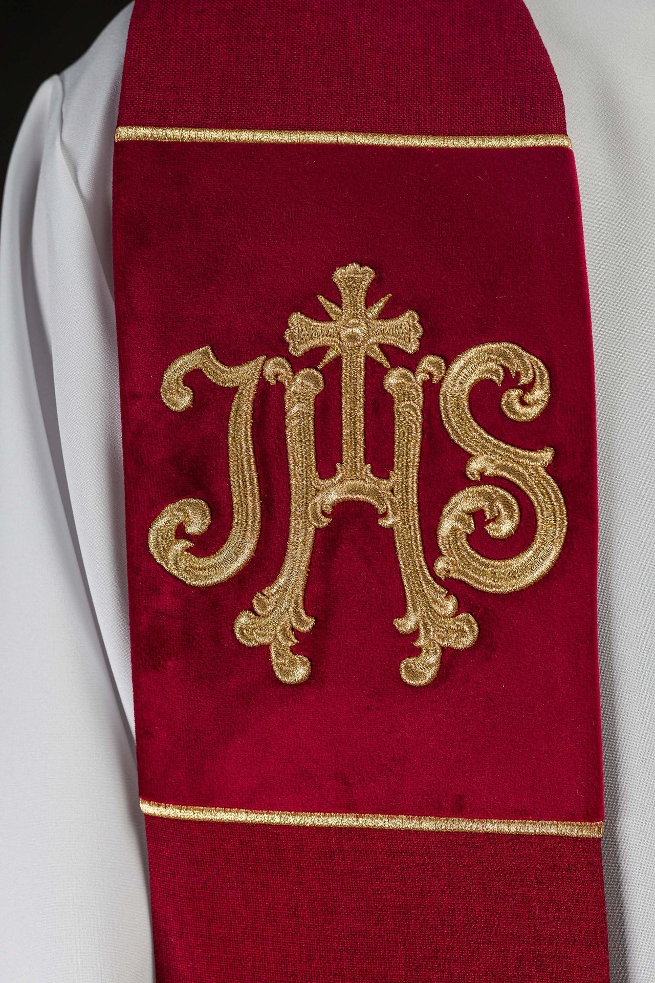Étole en velours brodée avec le motif IHS de couleur rouge S-2055-02-70 - CHASUBLES.FR