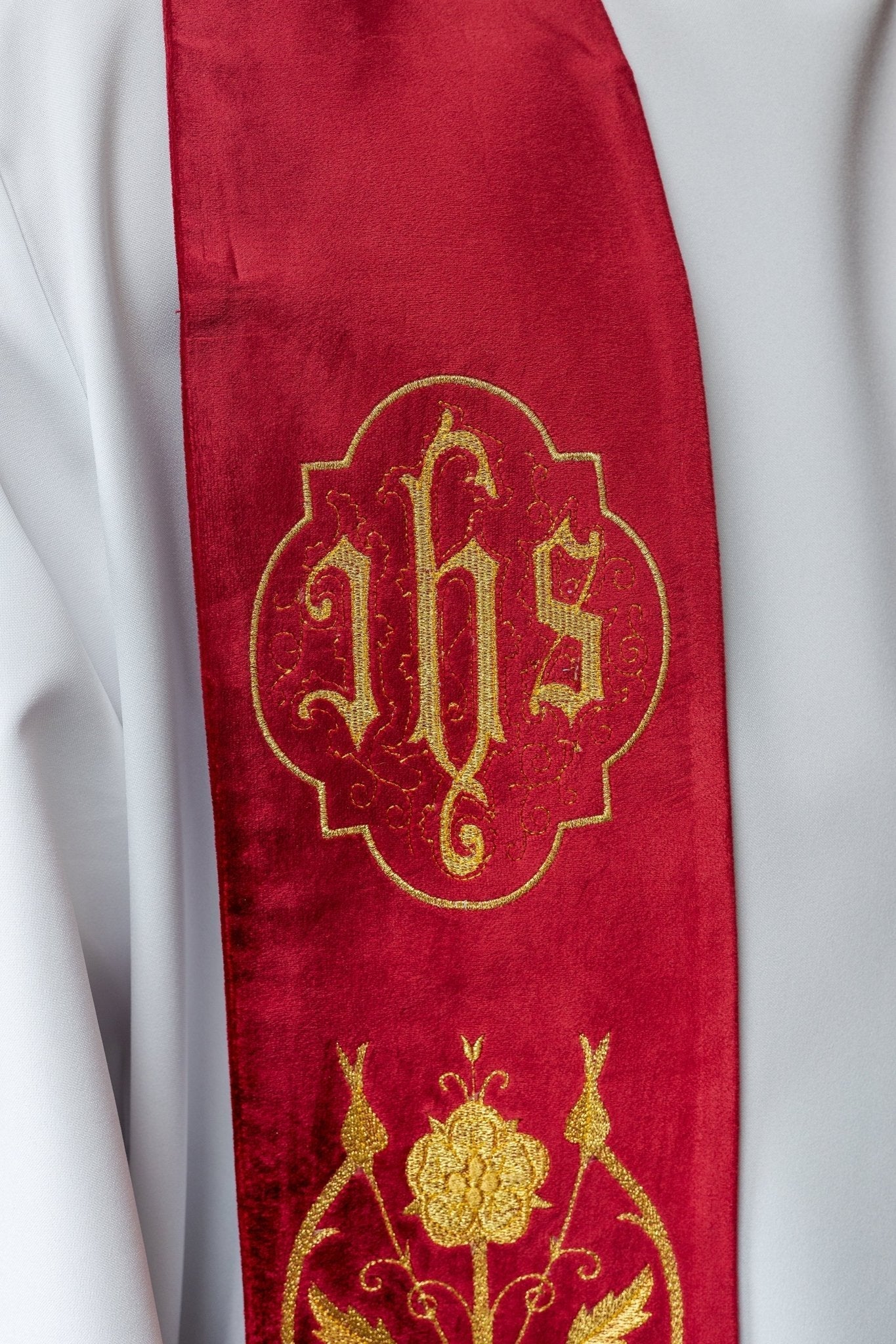 Étole IHS rouge brodée S - 2052 - 02 - 76 - CHASUBLES.FR