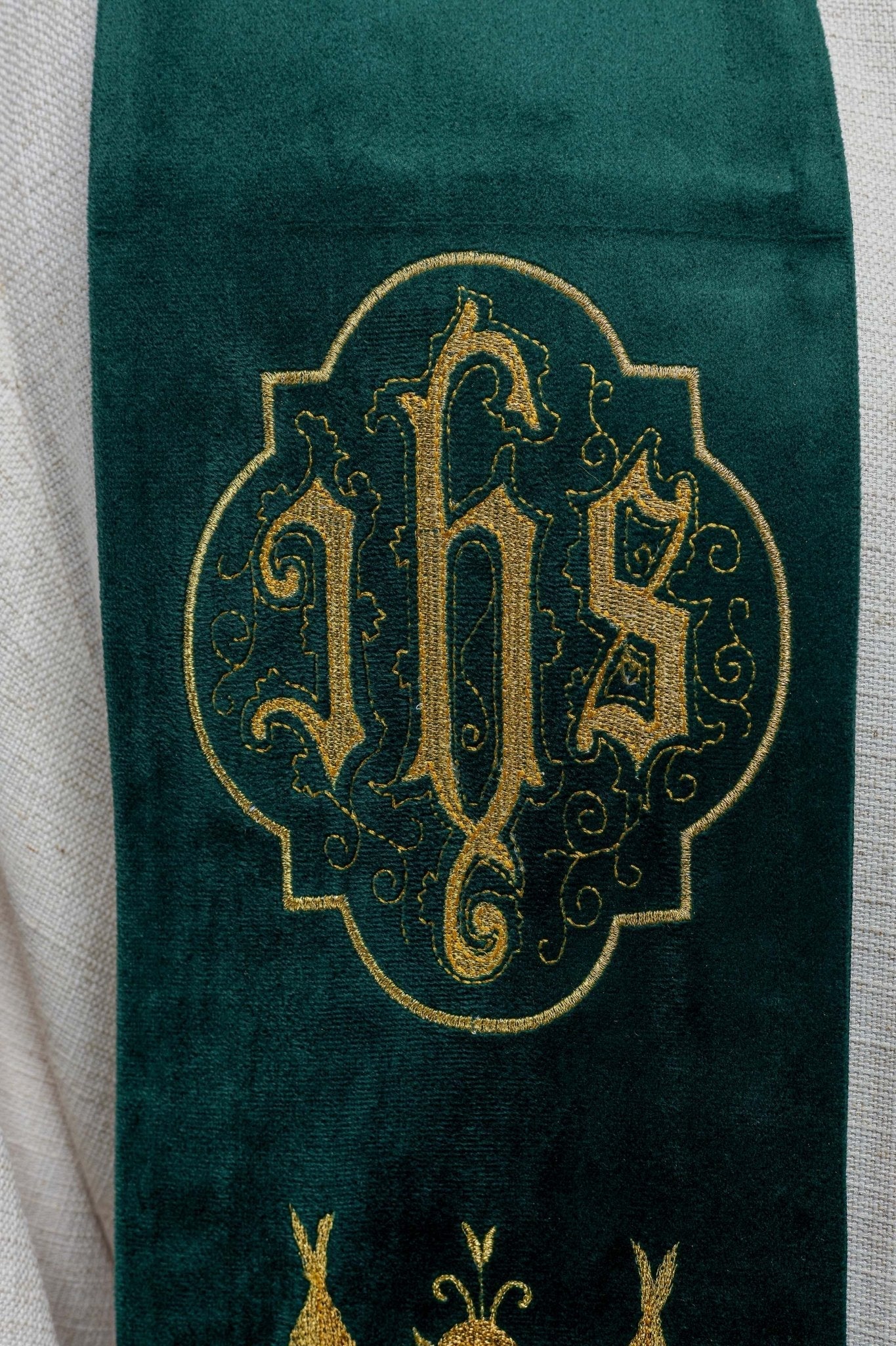 Étole IHS verte brodée S - 2052 - 01 - 76 - CHASUBLES.FR