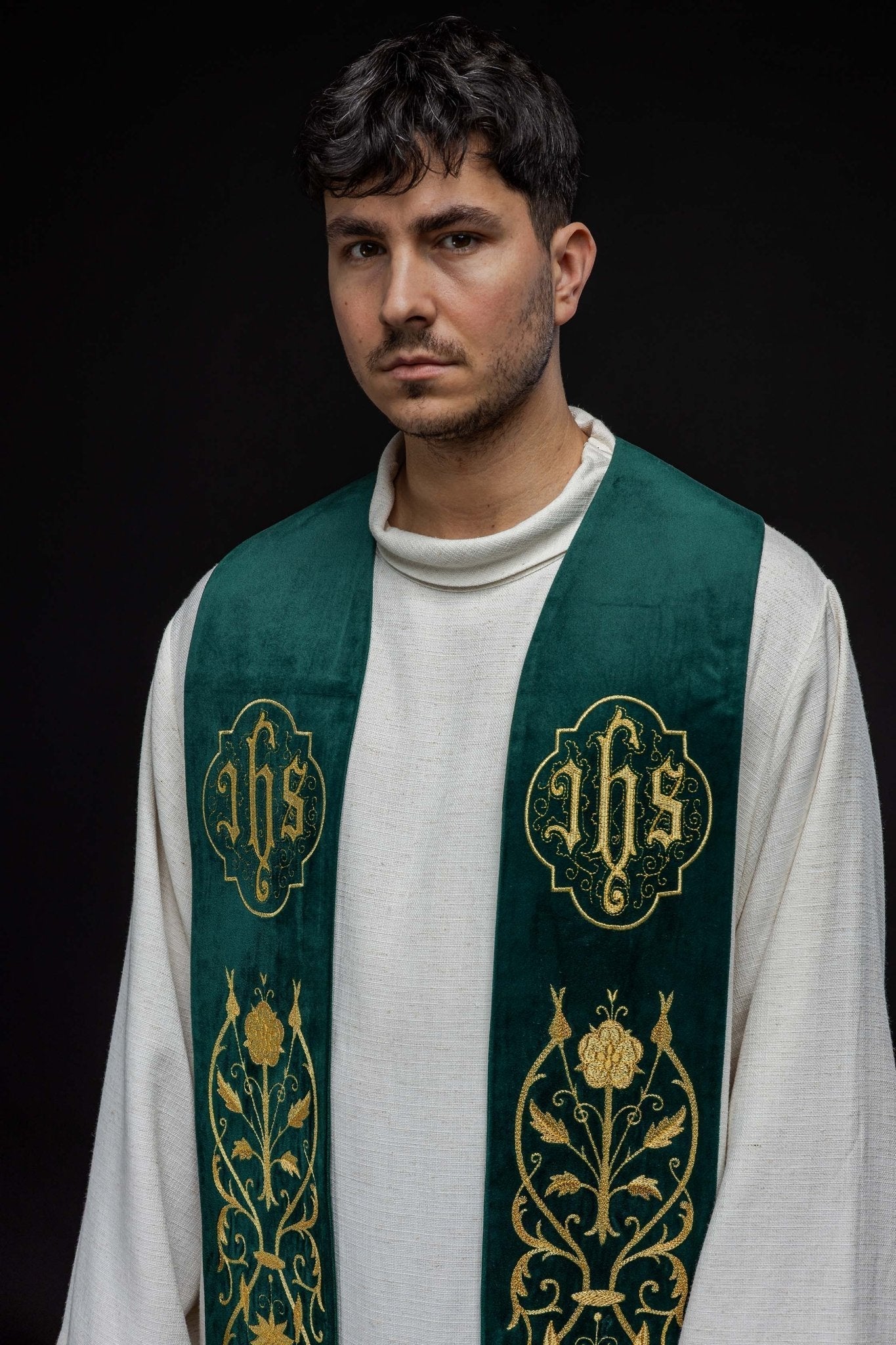 Étole IHS verte brodée S - 2052 - 01 - 76 - CHASUBLES.FR
